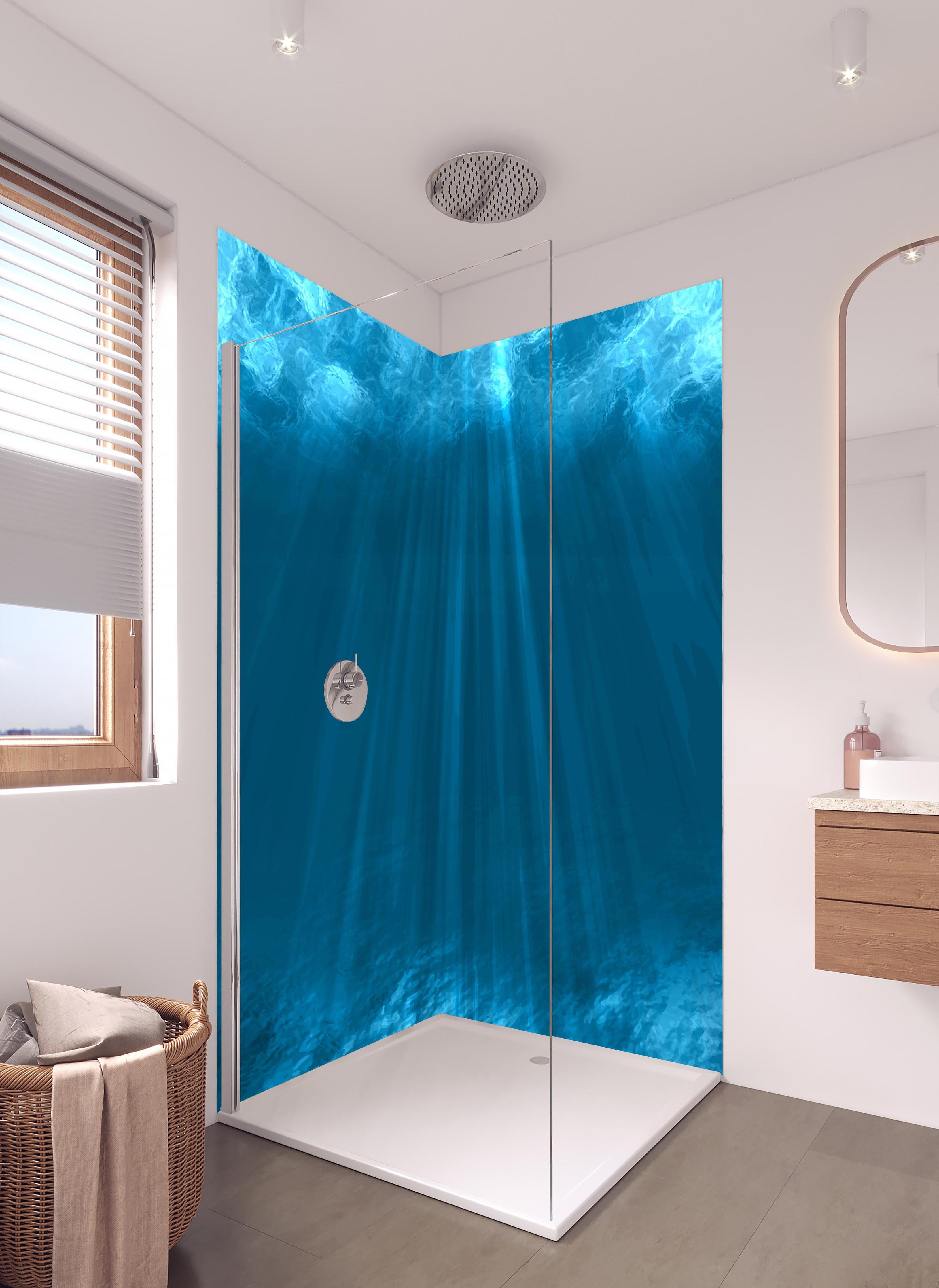 Duschrückwand - Taucherparadies in Ozeanblau und Türkis in hellem Badezimmer mit Regenduschkopf - zweiteilige Eck-Duschrückwand