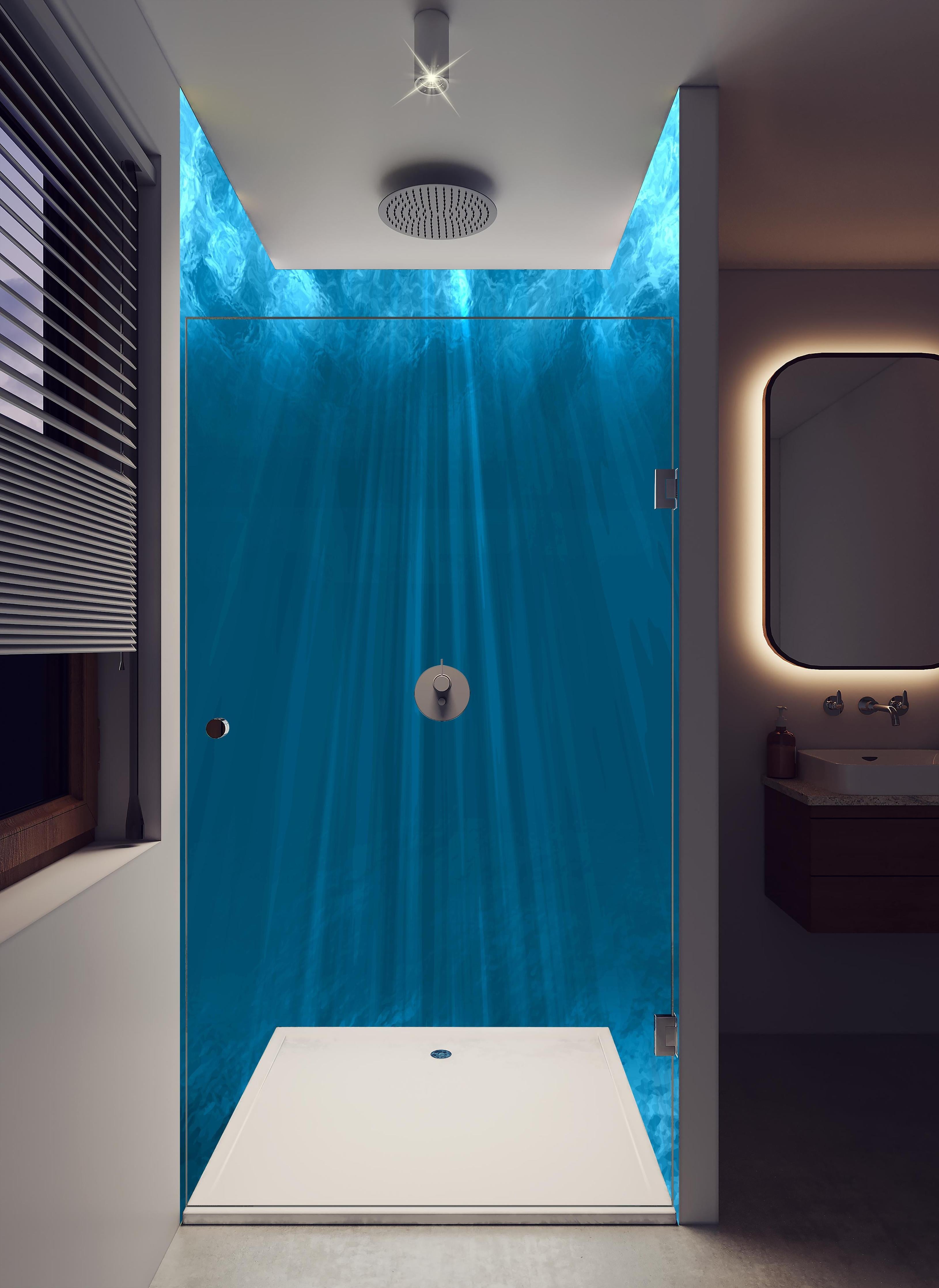 Duschrückwand - Taucherparadies in Ozeanblau und Türkis in hellem Badezimmer mit Regenduschkopf - zweiteilige Eck-Duschrückwand