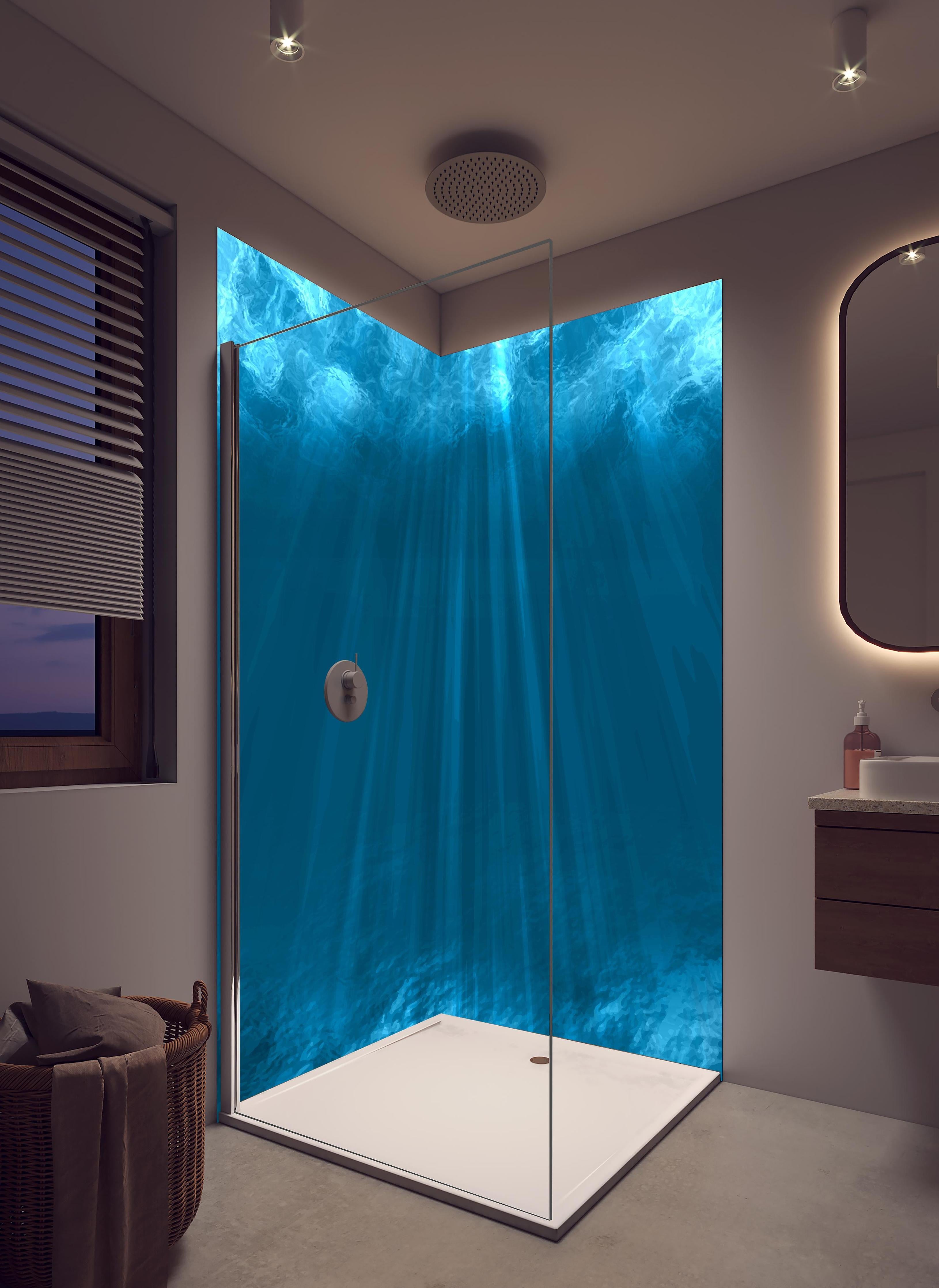 Duschrückwand - Taucherparadies in Ozeanblau und Türkis in hellem Badezimmer mit Regenduschkopf - zweiteilige Eck-Duschrückwand