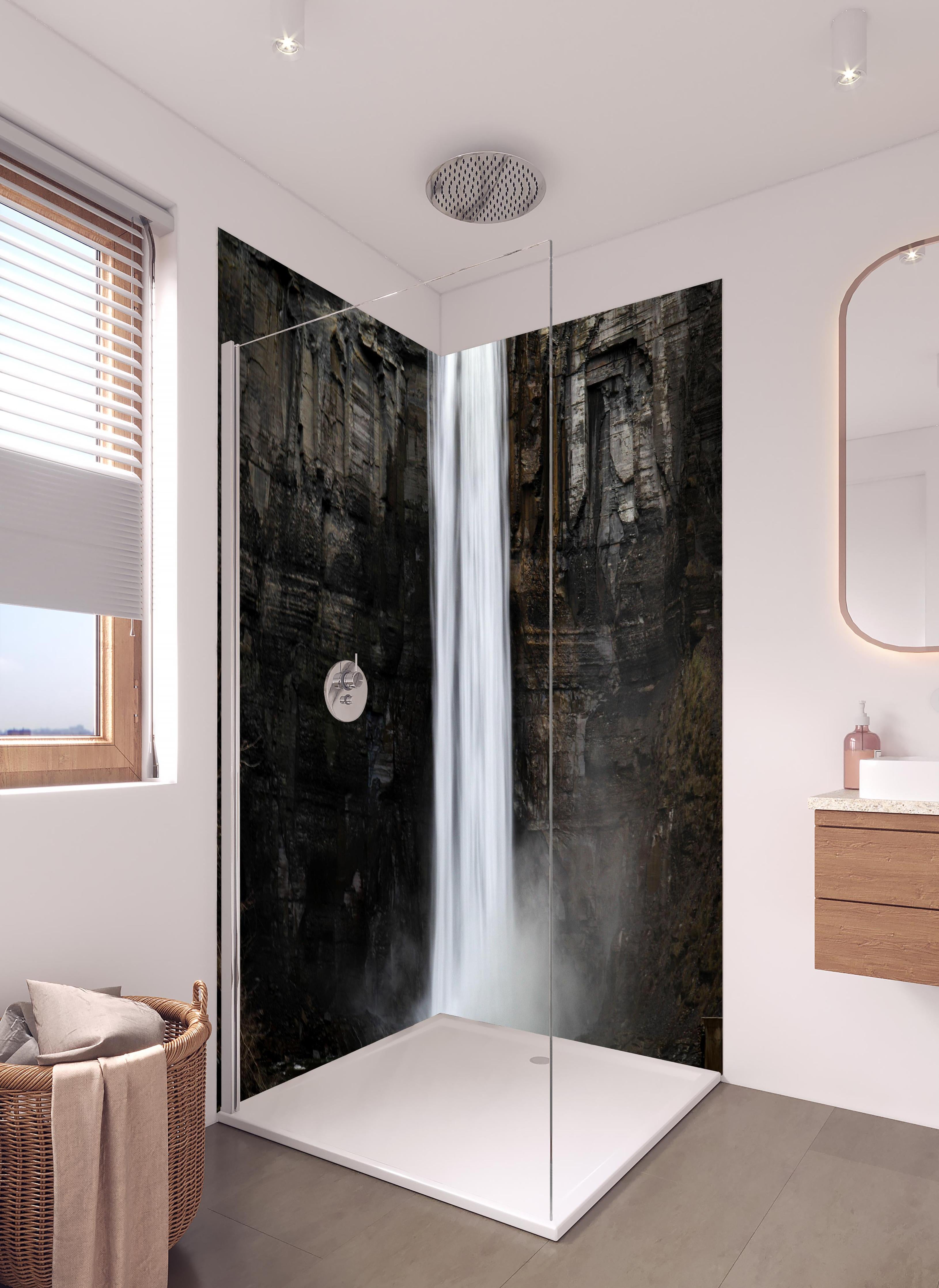 Duschrückwand - Taughannock Falls in New York in hellem Badezimmer mit Regenduschkopf - zweiteilige Eck-Duschrückwand