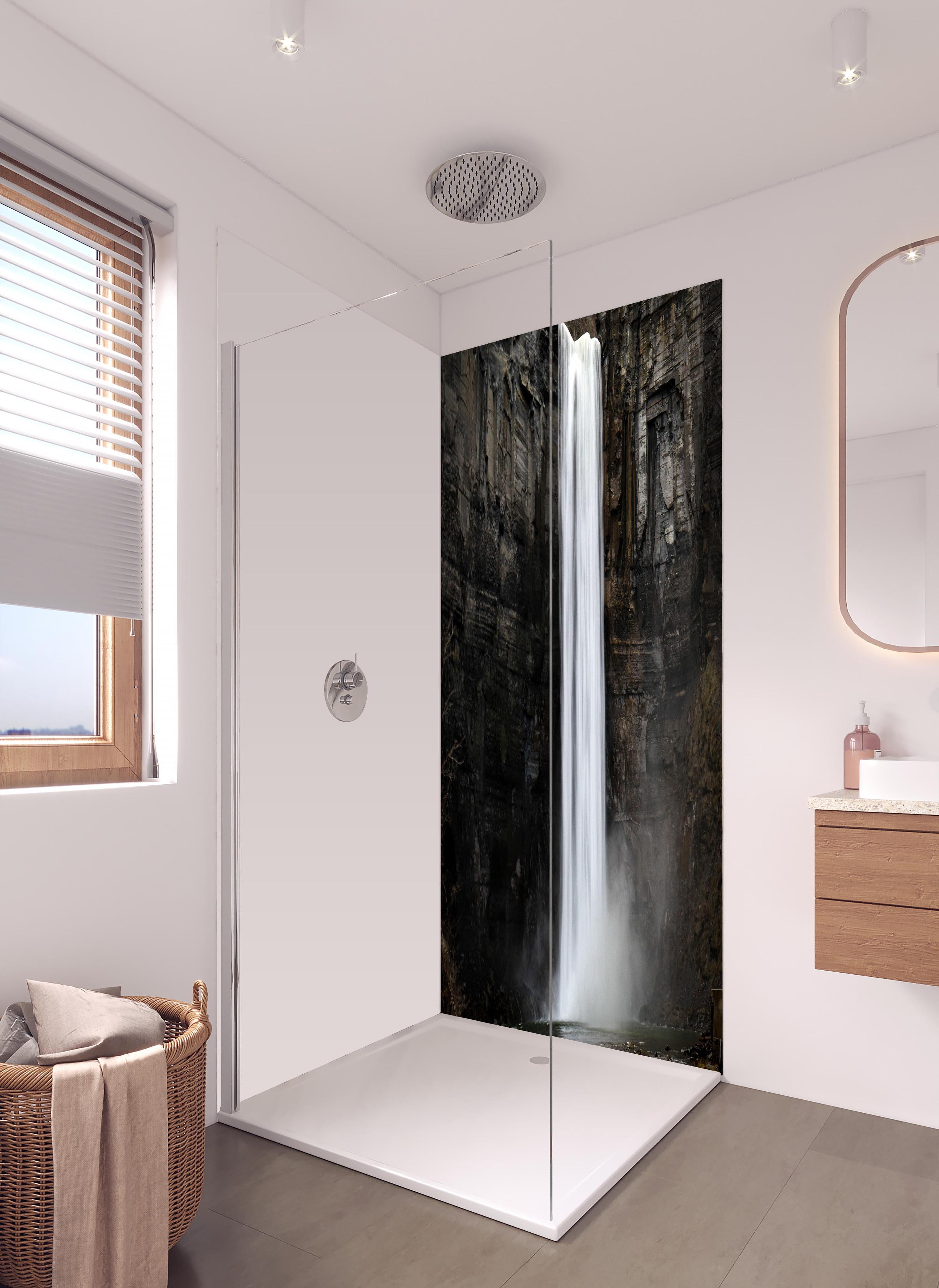 Duschrückwand - Taughannock Falls in New York in hellem Badezimmer mit Regenduschkopf - zweiteilige Eck-Duschrückwand