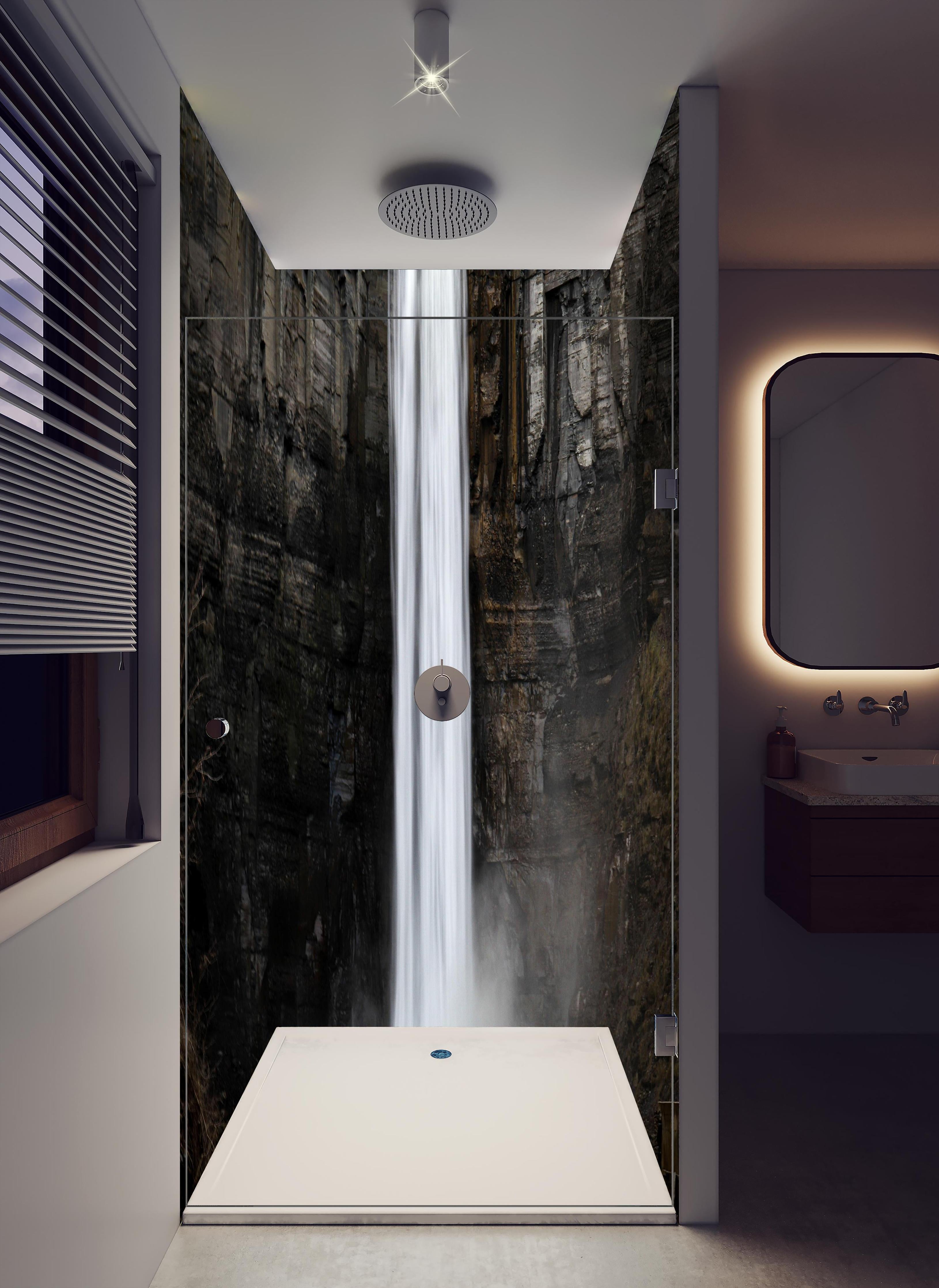 Duschrückwand - Taughannock Falls in New York in hellem Badezimmer mit Regenduschkopf - zweiteilige Eck-Duschrückwand