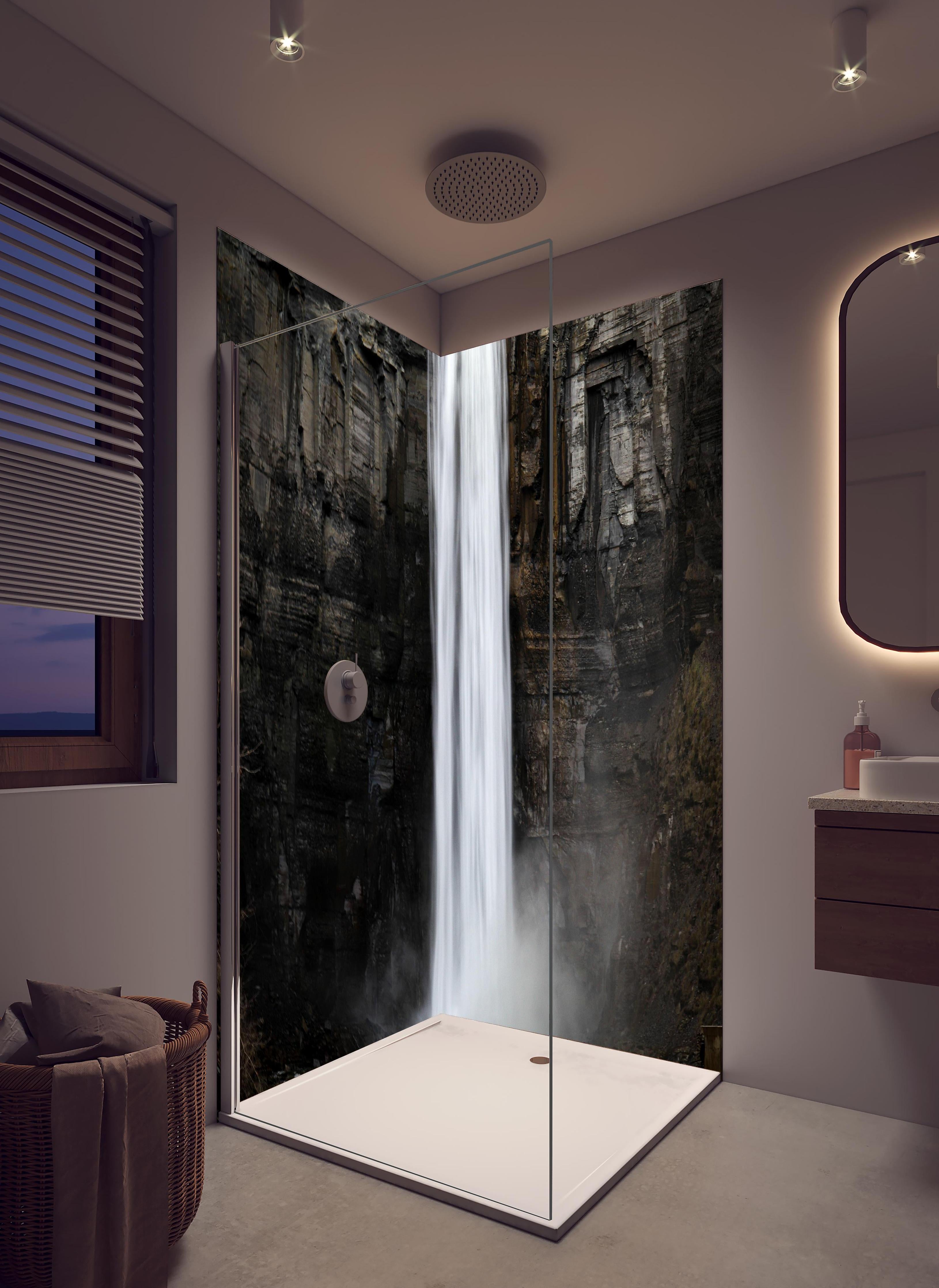 Duschrückwand - Taughannock Falls in New York in hellem Badezimmer mit Regenduschkopf - zweiteilige Eck-Duschrückwand