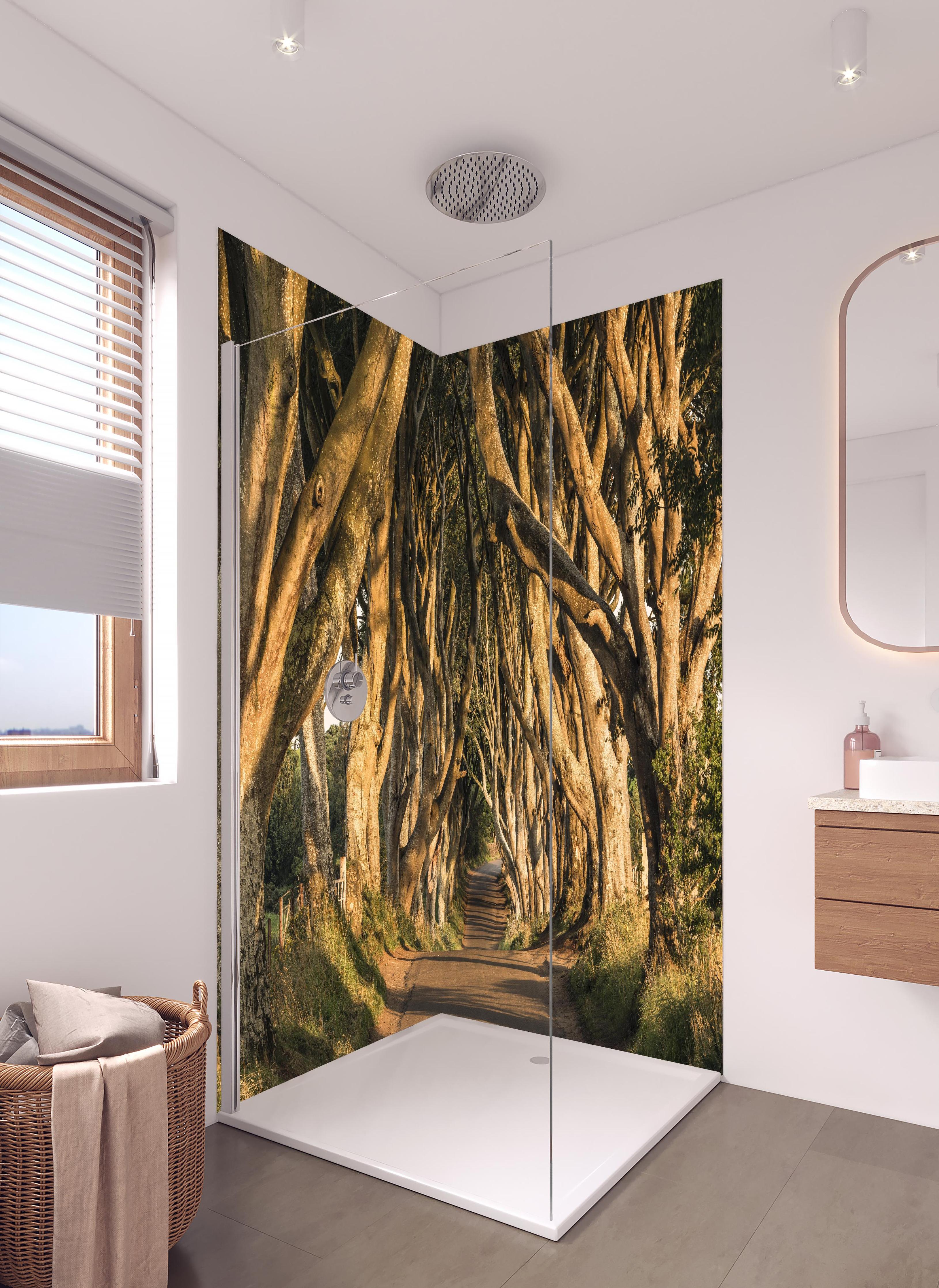 Duschrückwand - The Avenue in hellem Badezimmer mit Regenduschkopf - zweiteilige Eck-Duschrückwand