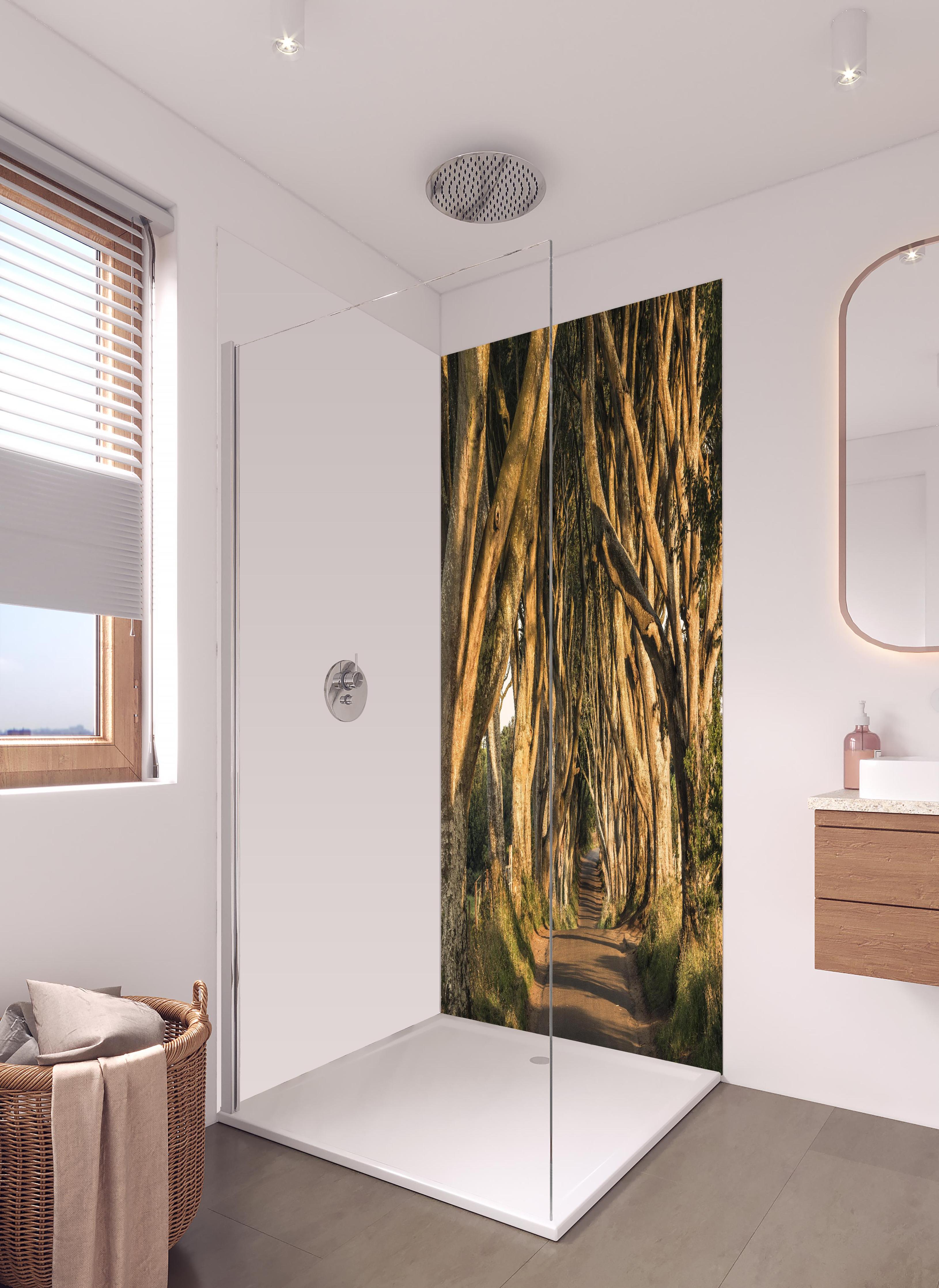 Duschrückwand - The Avenue in hellem Badezimmer mit Regenduschkopf - zweiteilige Eck-Duschrückwand