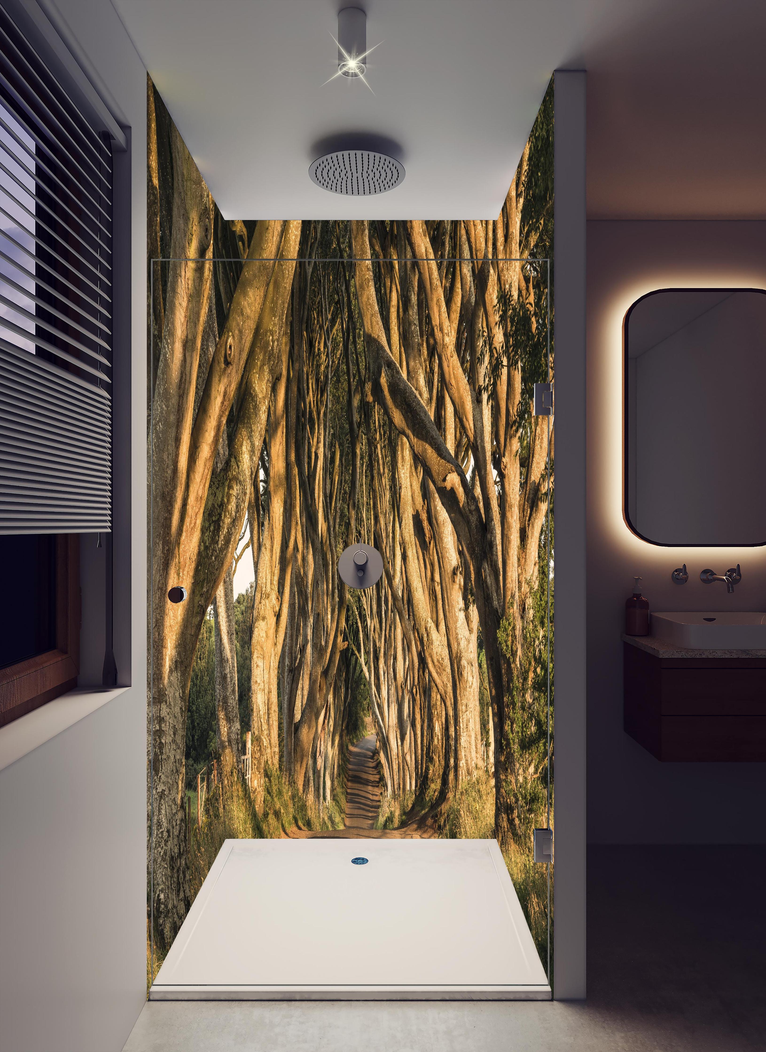 Duschrückwand - The Avenue in hellem Badezimmer mit Regenduschkopf - zweiteilige Eck-Duschrückwand