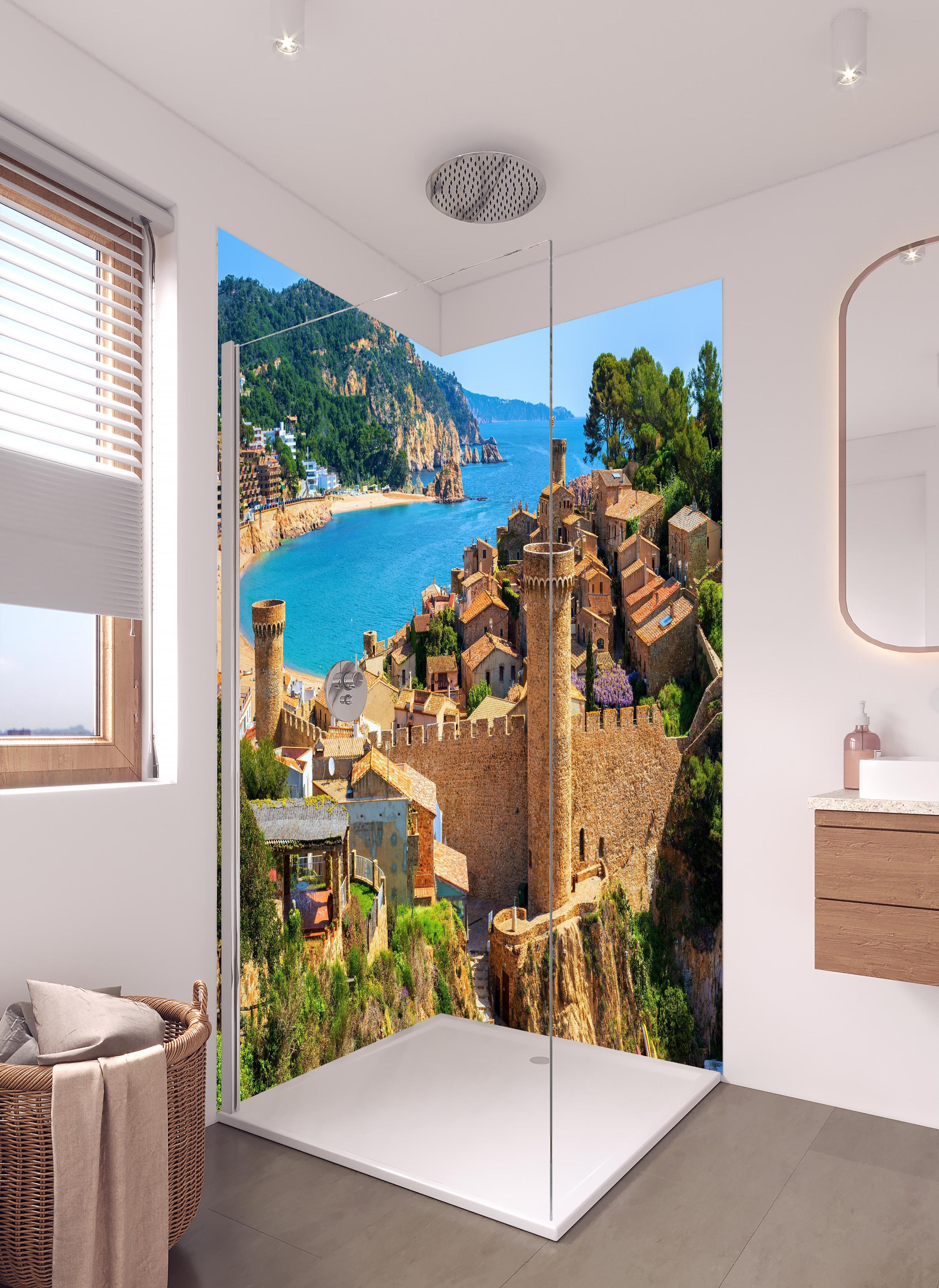 Duschrückwand - Tossa de Mar - Spanien in hellem Badezimmer mit Regenduschkopf - zweiteilige Eck-Duschrückwand
