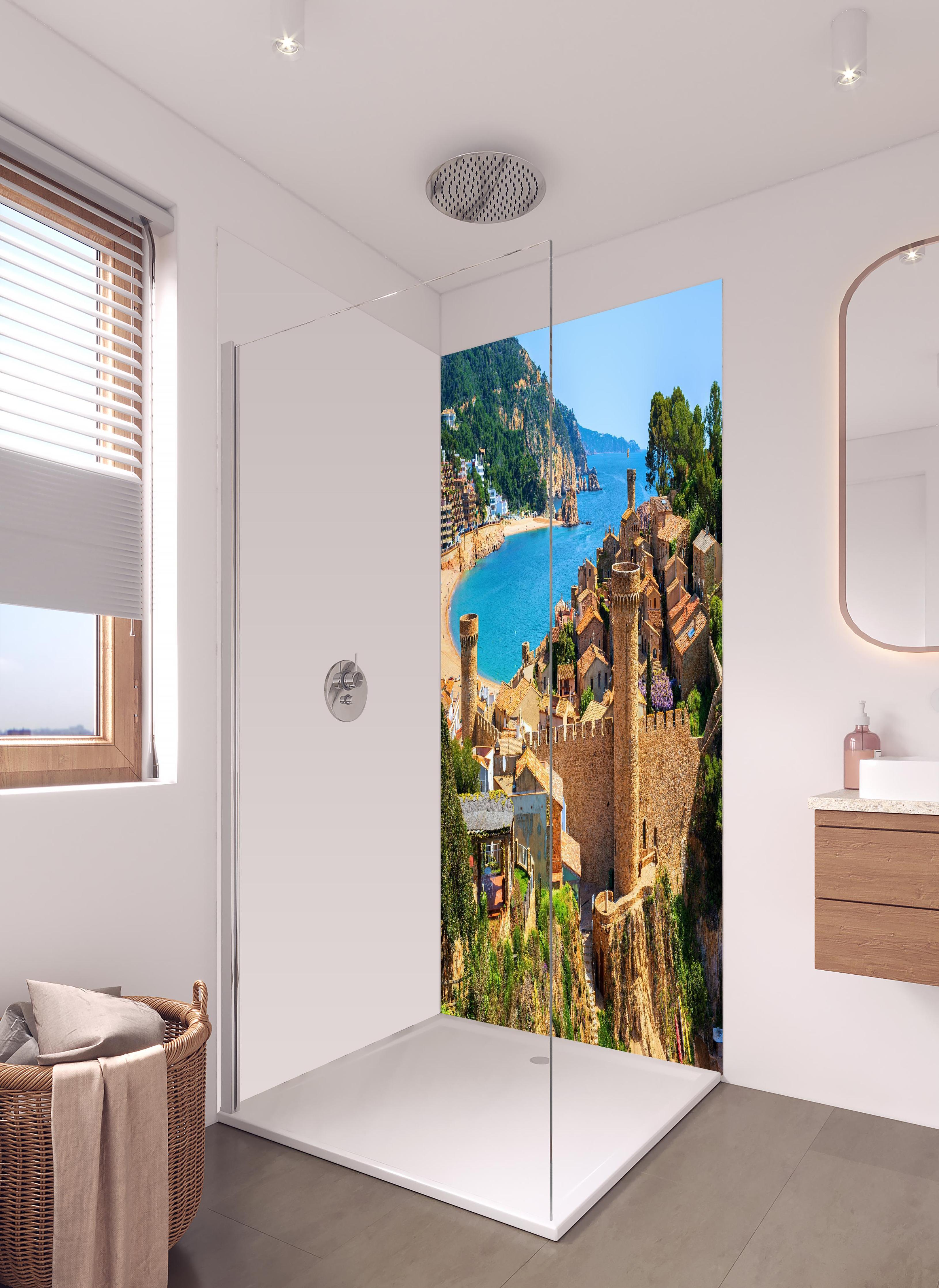 Duschrückwand - Tossa de Mar - Spanien in hellem Badezimmer mit Regenduschkopf - zweiteilige Eck-Duschrückwand