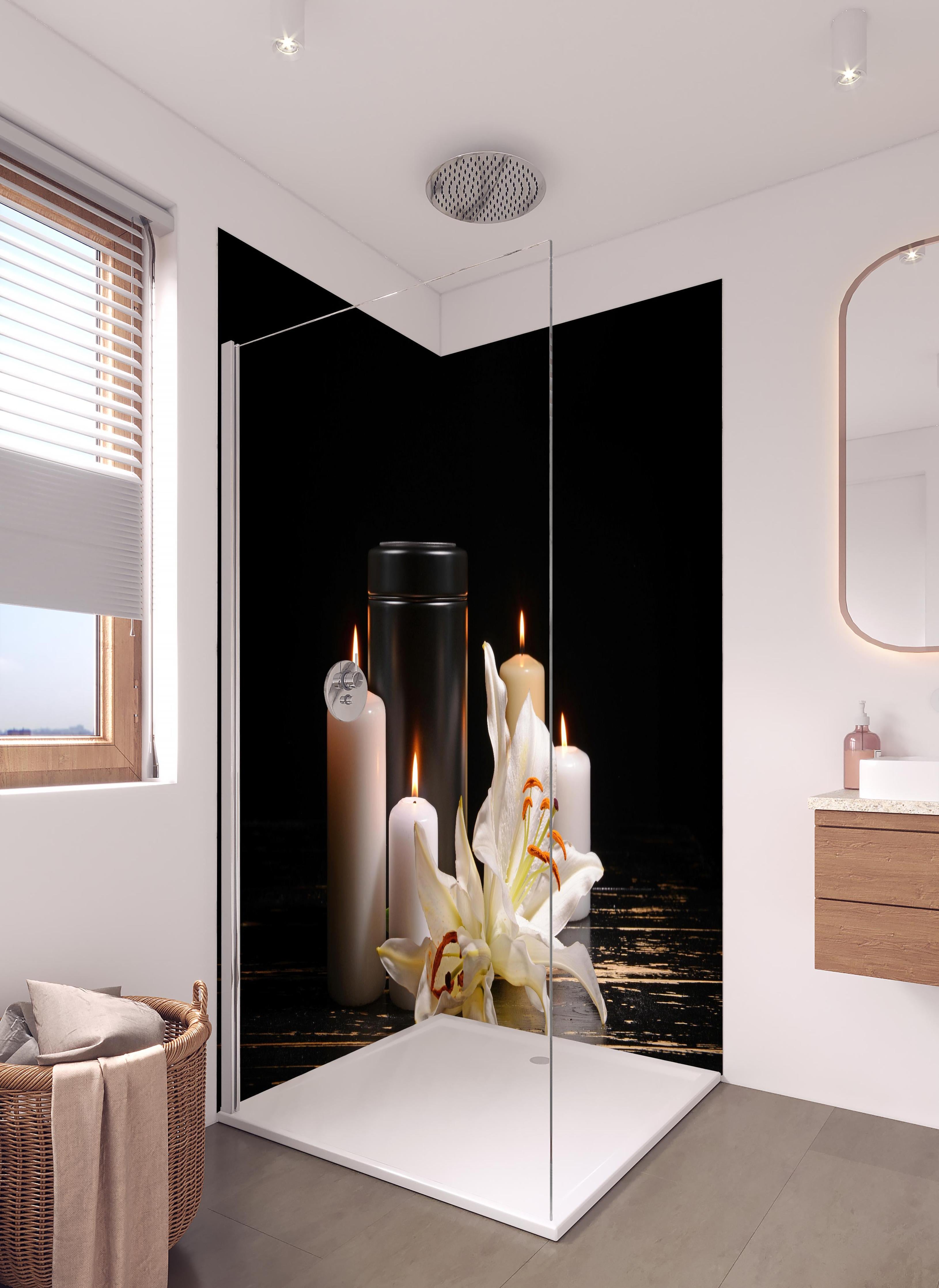 Duschrückwand - Totenurne mit Kerzen und Blume in hellem Badezimmer mit Regenduschkopf - zweiteilige Eck-Duschrückwand