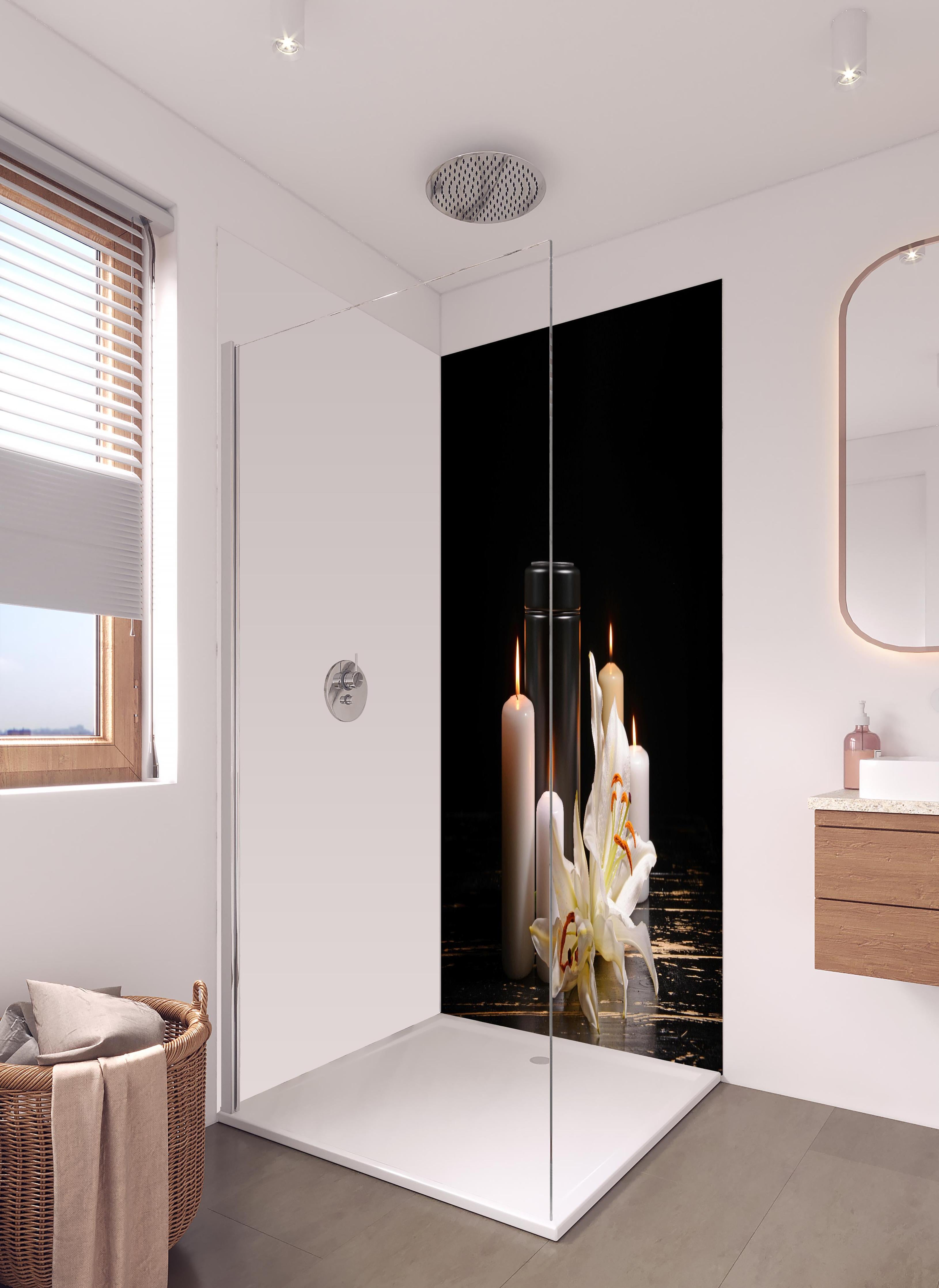 Duschrückwand - Totenurne mit Kerzen und Blume in hellem Badezimmer mit Regenduschkopf - zweiteilige Eck-Duschrückwand