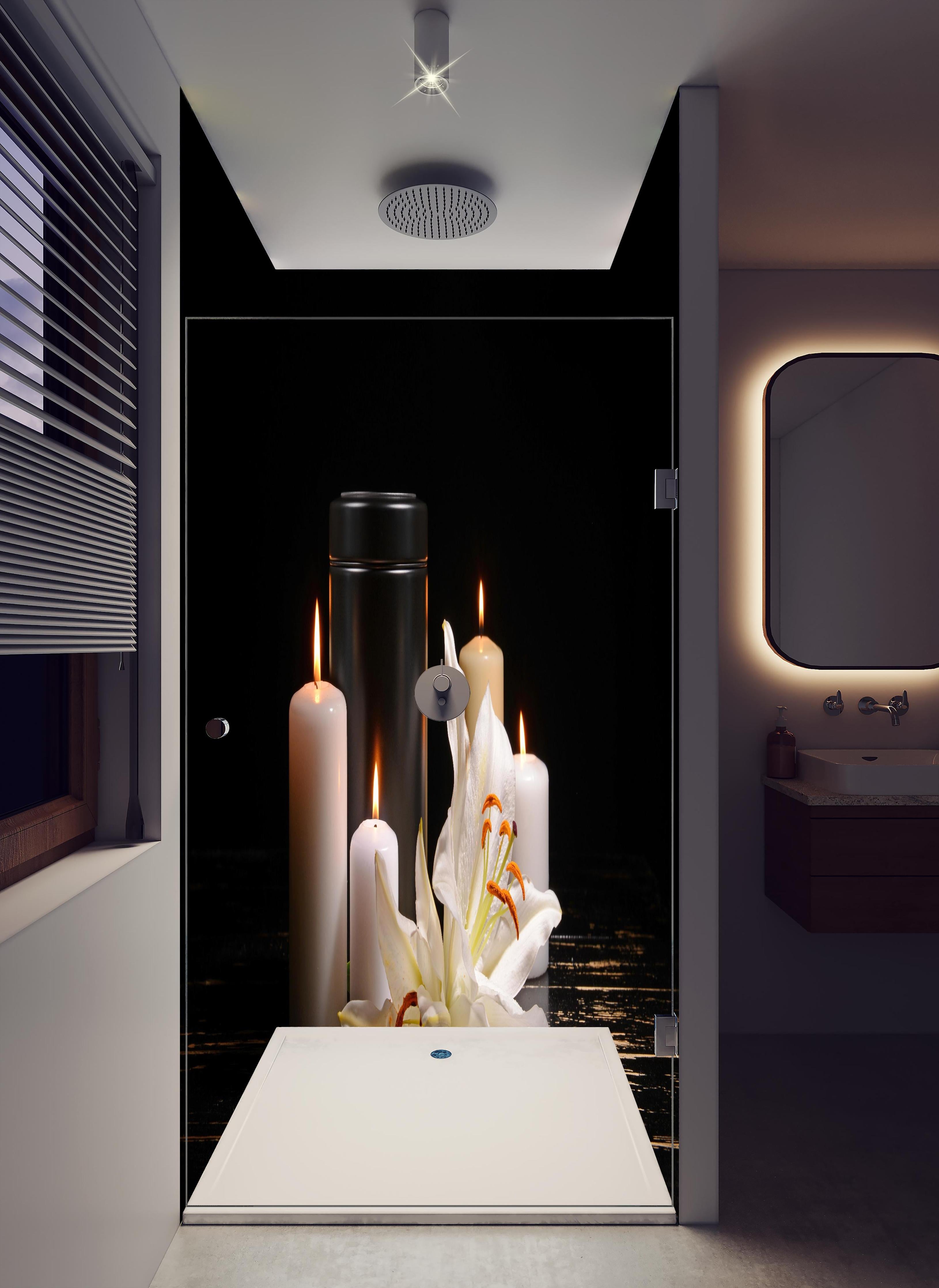 Duschrückwand - Totenurne mit Kerzen und Blume in hellem Badezimmer mit Regenduschkopf - zweiteilige Eck-Duschrückwand