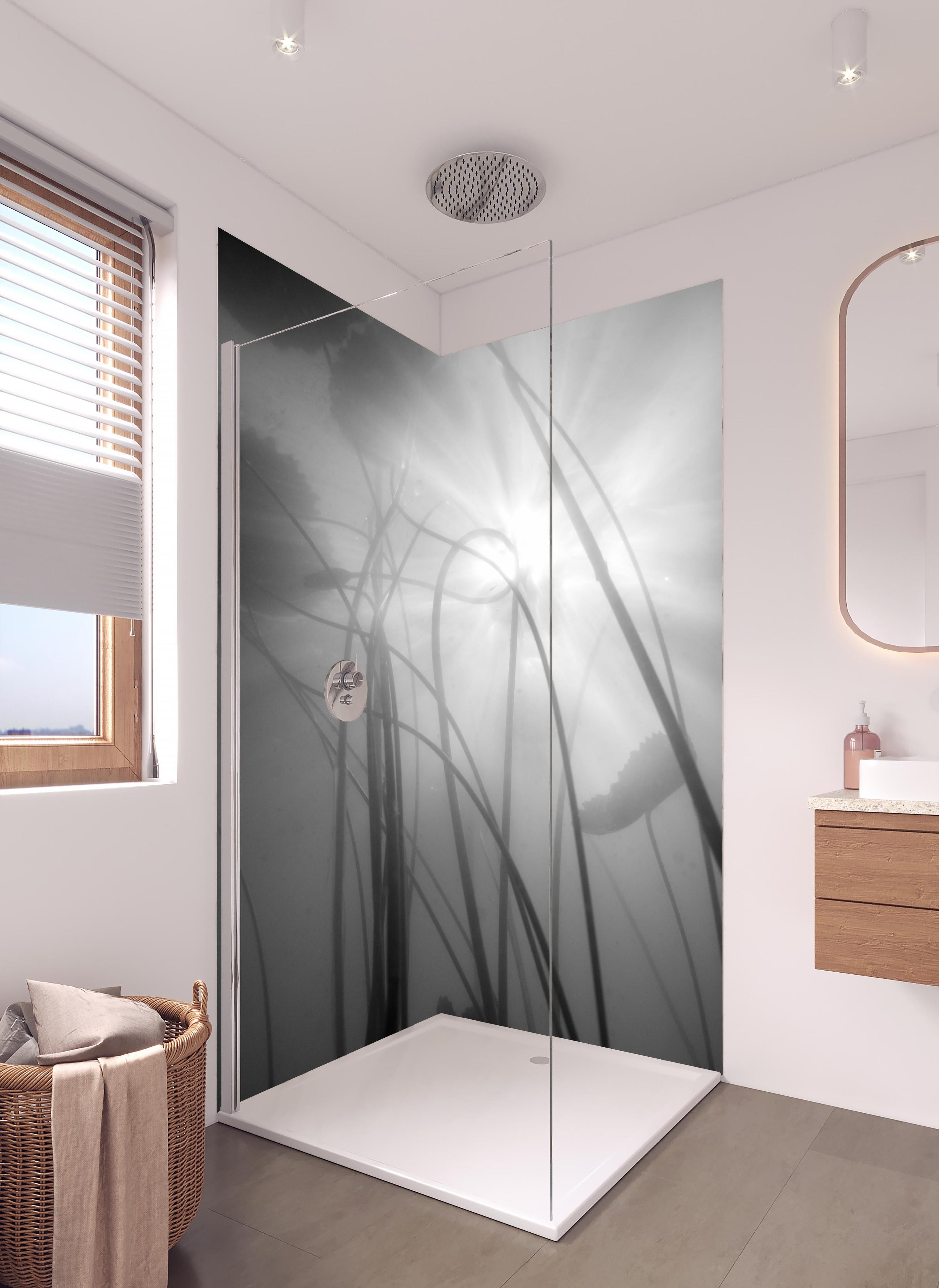 Duschrückwand - Tranquile Wasserlilien in Nebel und Monochrom in hellem Badezimmer mit Regenduschkopf - zweiteilige Eck-Duschrückwand