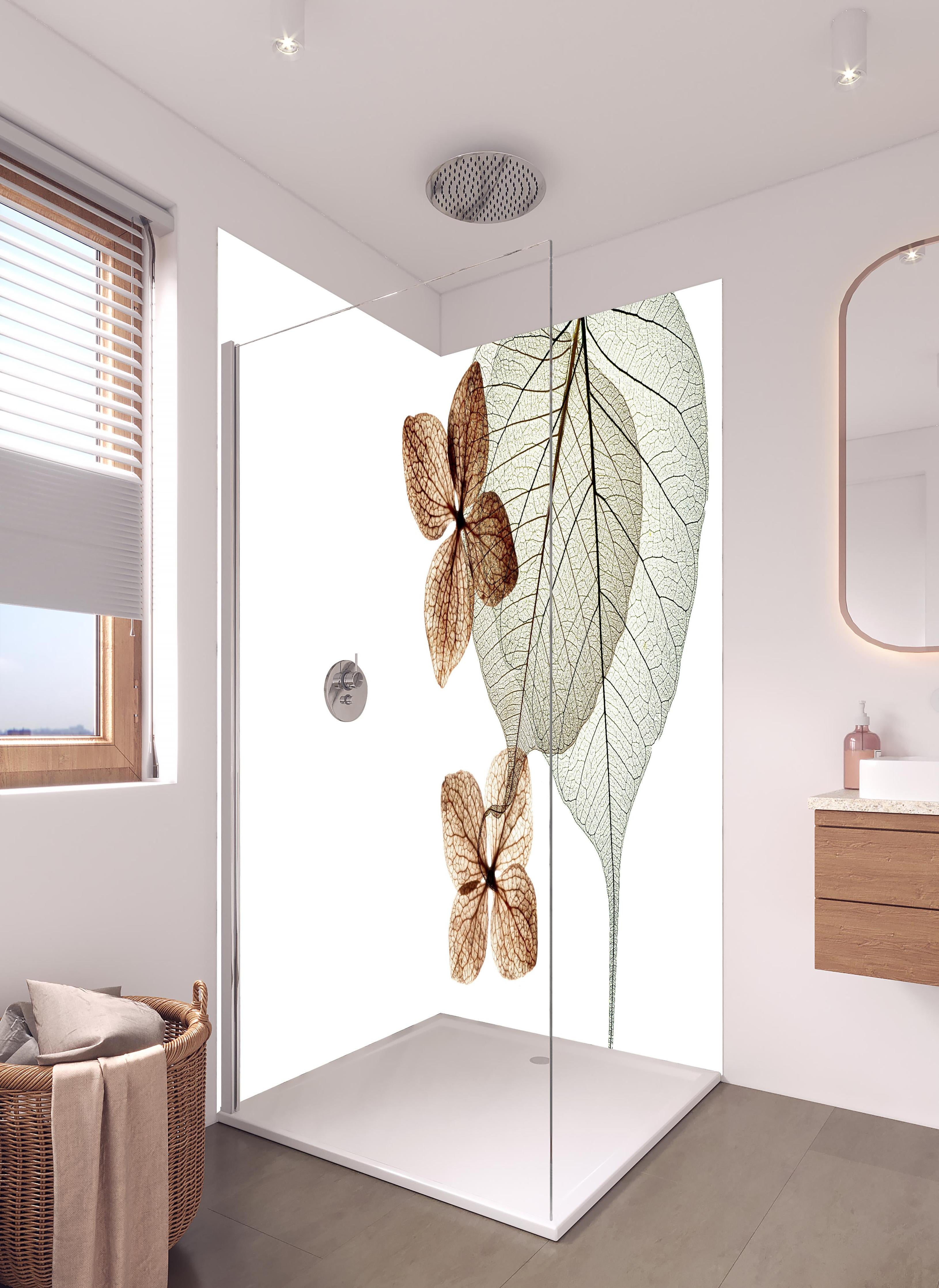 Duschrückwand - Transparente Blattstrukturen in Weiß-Grau in hellem Badezimmer mit Regenduschkopf - zweiteilige Eck-Duschrückwand