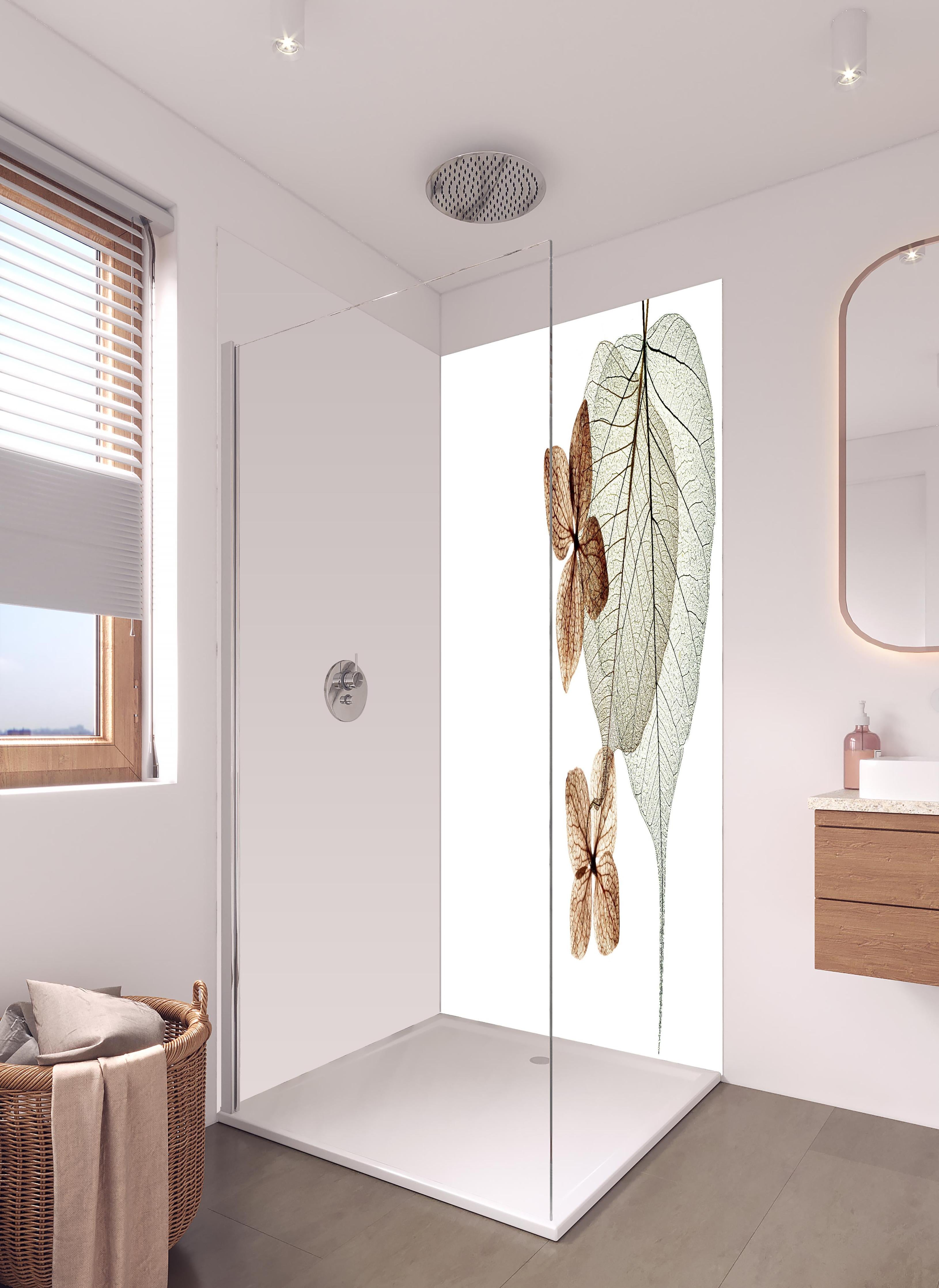 Duschrückwand - Transparente Blattstrukturen in Weiß-Grau in hellem Badezimmer mit Regenduschkopf - zweiteilige Eck-Duschrückwand