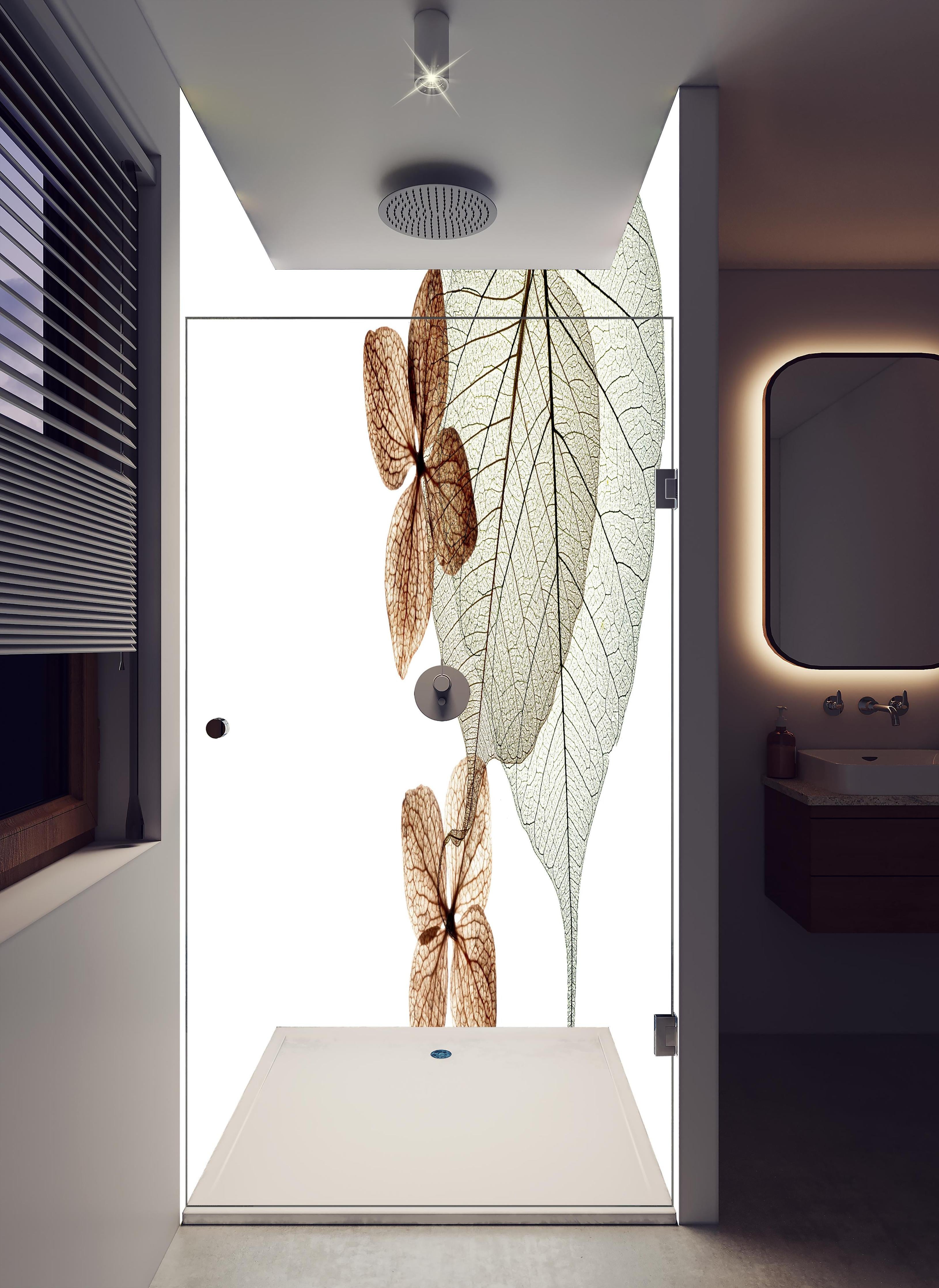 Duschrückwand - Transparente Blattstrukturen in Weiß-Grau in hellem Badezimmer mit Regenduschkopf - zweiteilige Eck-Duschrückwand
