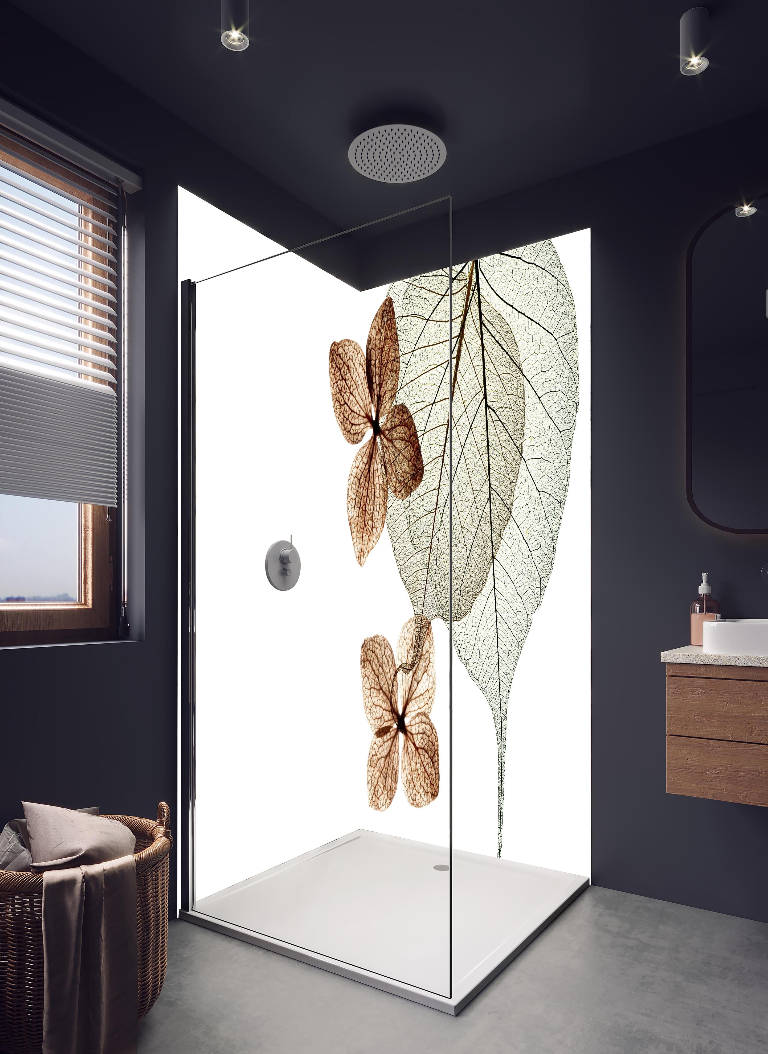 Duschrückwand - Transparente Blattstrukturen in Weiß-Grau in hellem Badezimmer mit Regenduschkopf - zweiteilige Eck-Duschrückwand