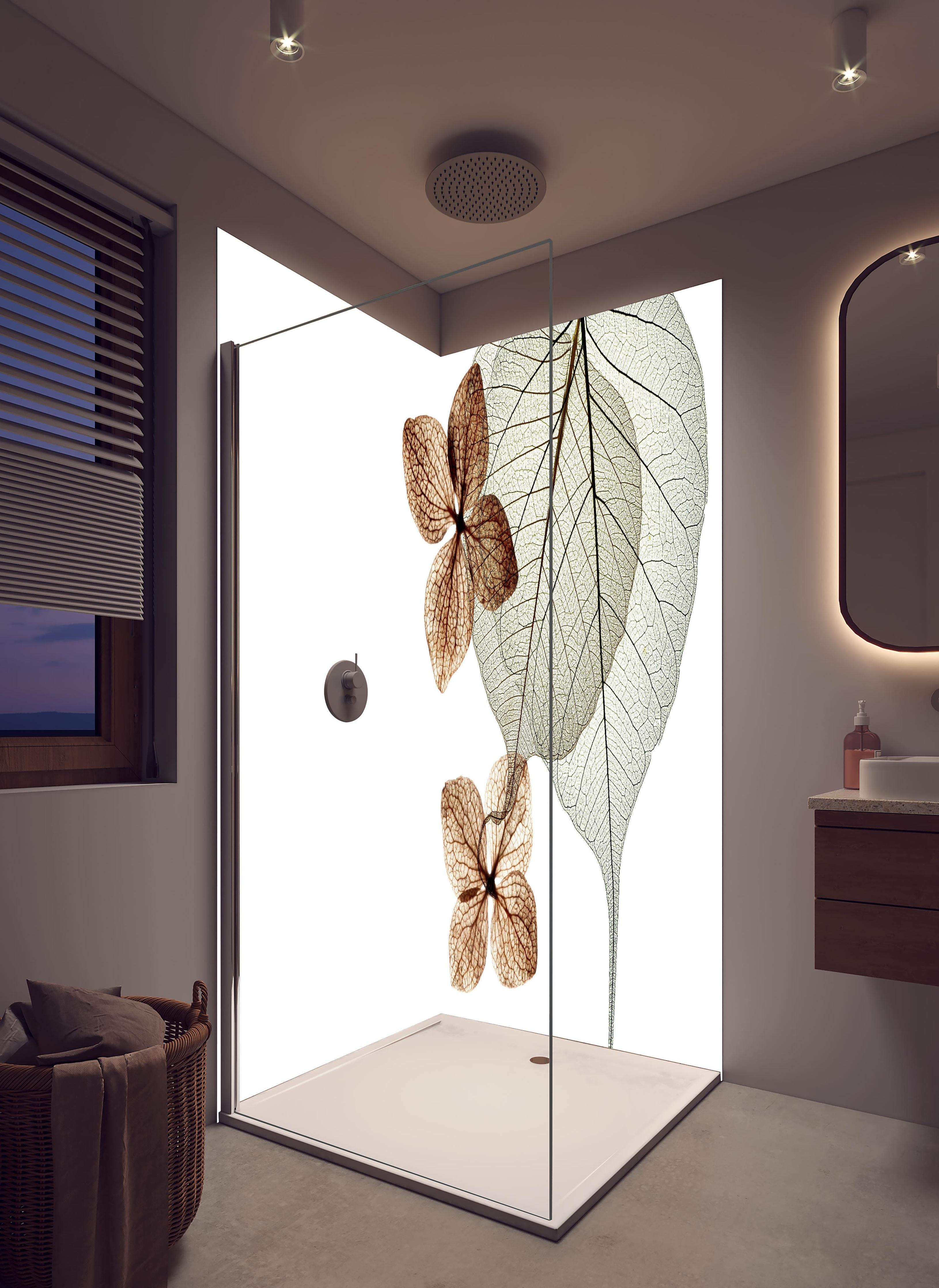 Duschrückwand - Transparente Blattstrukturen in Weiß-Grau in hellem Badezimmer mit Regenduschkopf - zweiteilige Eck-Duschrückwand