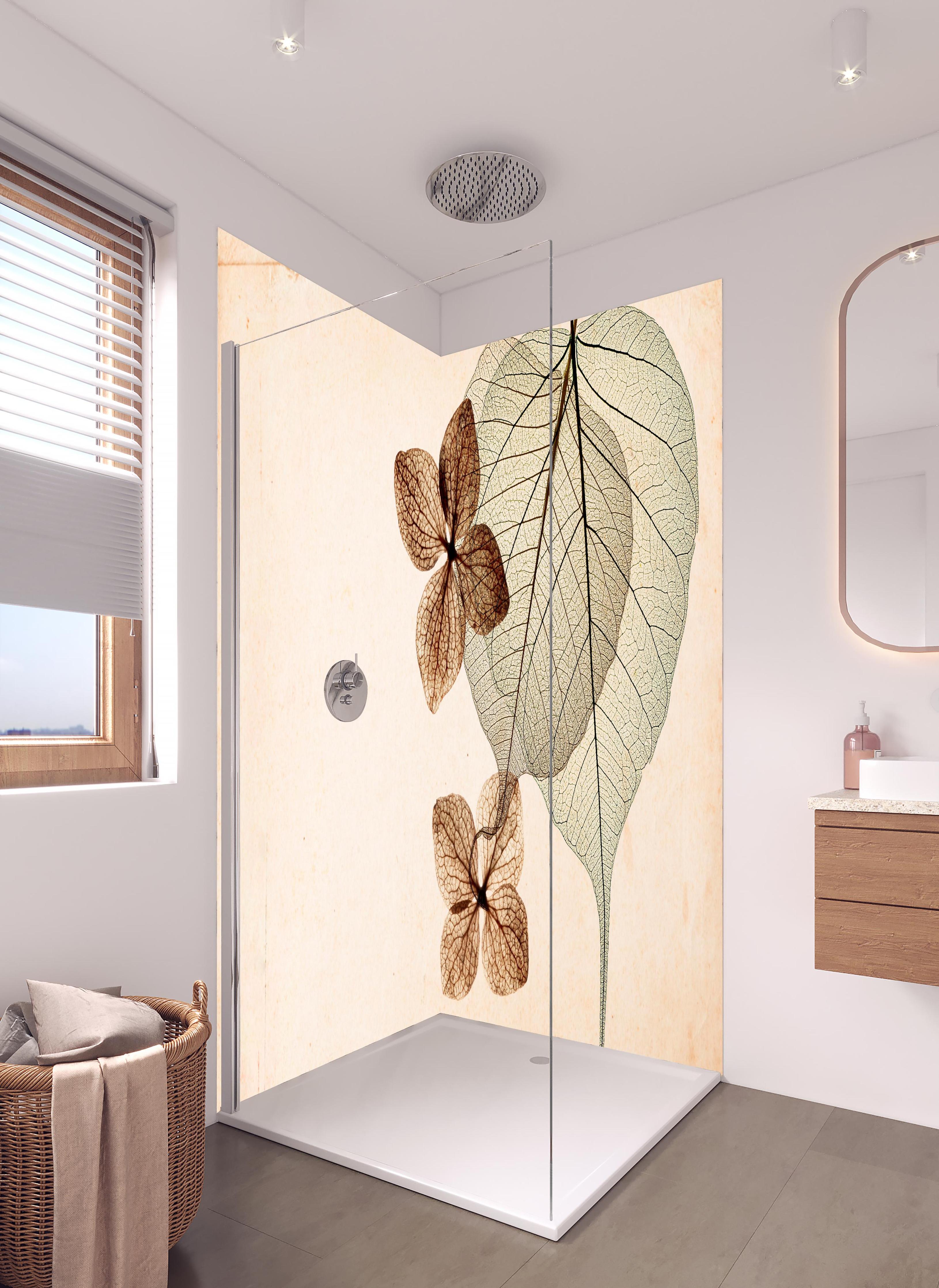 Duschrückwand - Transparentes Blatt mit sichtbaren Adern in hellem Badezimmer mit Regenduschkopf - zweiteilige Eck-Duschrückwand