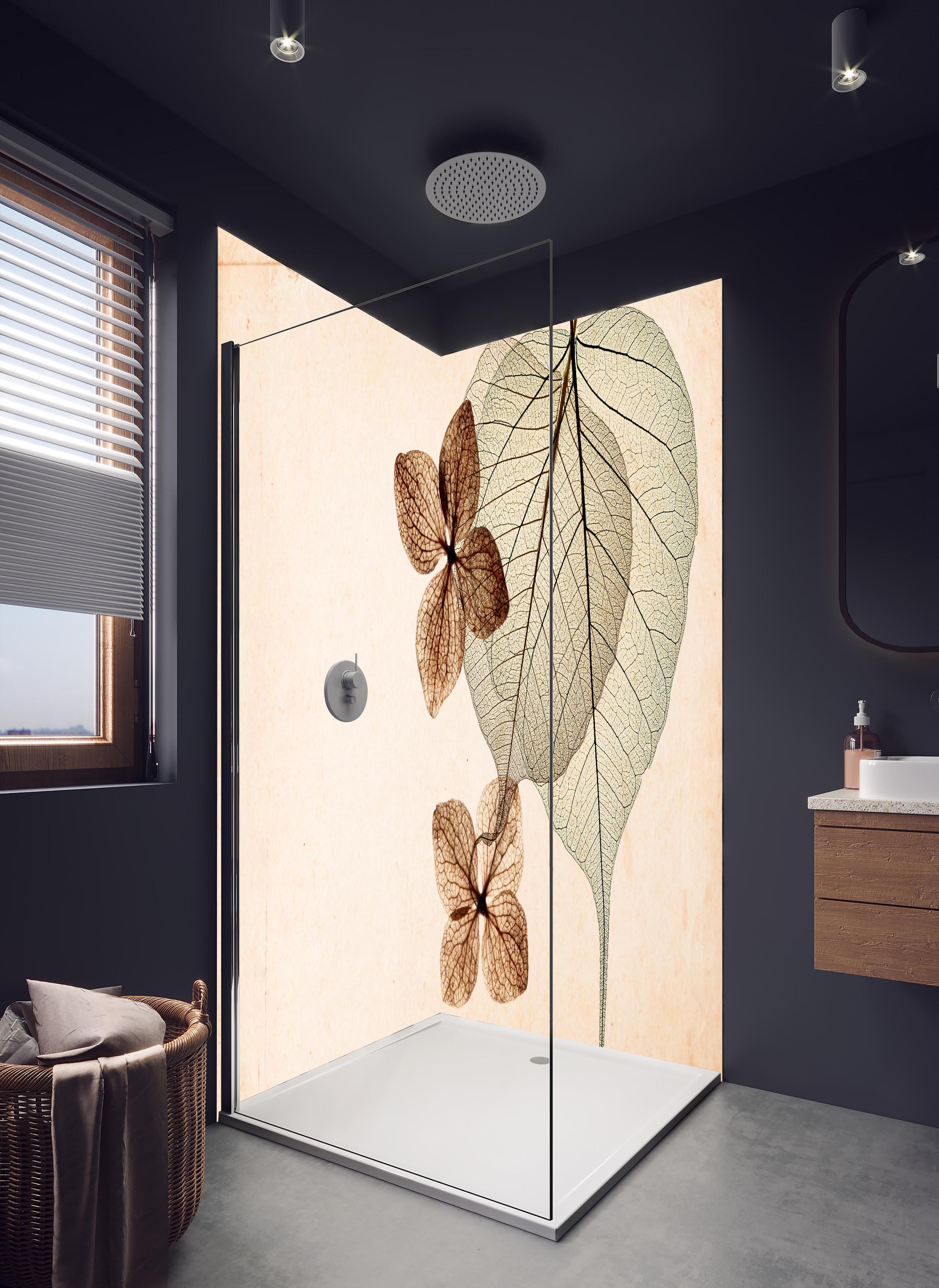 Duschrückwand - Transparentes Blatt mit sichtbaren Adern in hellem Badezimmer mit Regenduschkopf - zweiteilige Eck-Duschrückwand