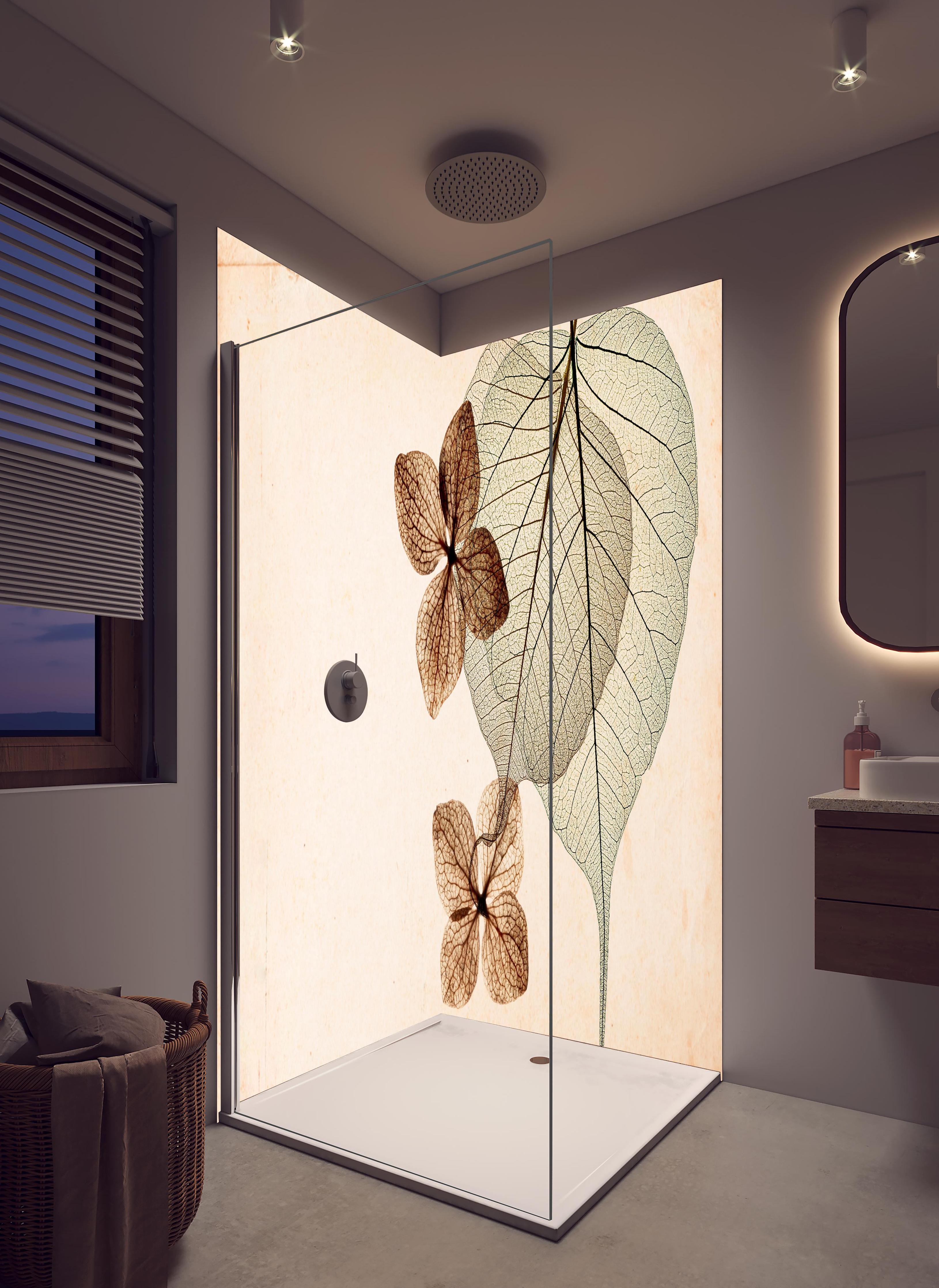 Duschrückwand - Transparentes Blatt mit sichtbaren Adern in hellem Badezimmer mit Regenduschkopf - zweiteilige Eck-Duschrückwand