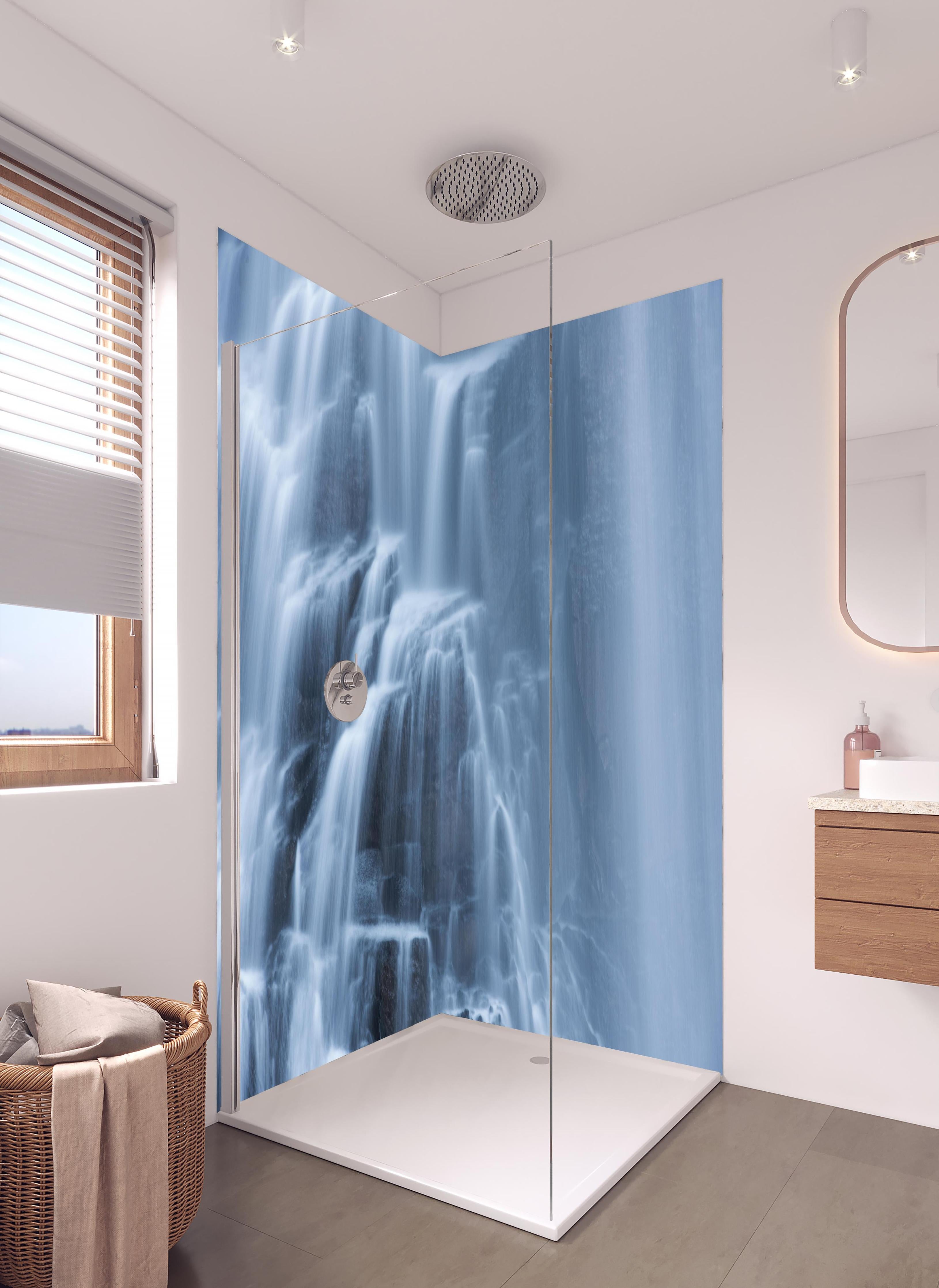 Duschrückwand - Traumartiger Wasserfall an Felsenwand in hellem Badezimmer mit Regenduschkopf - zweiteilige Eck-Duschrückwand