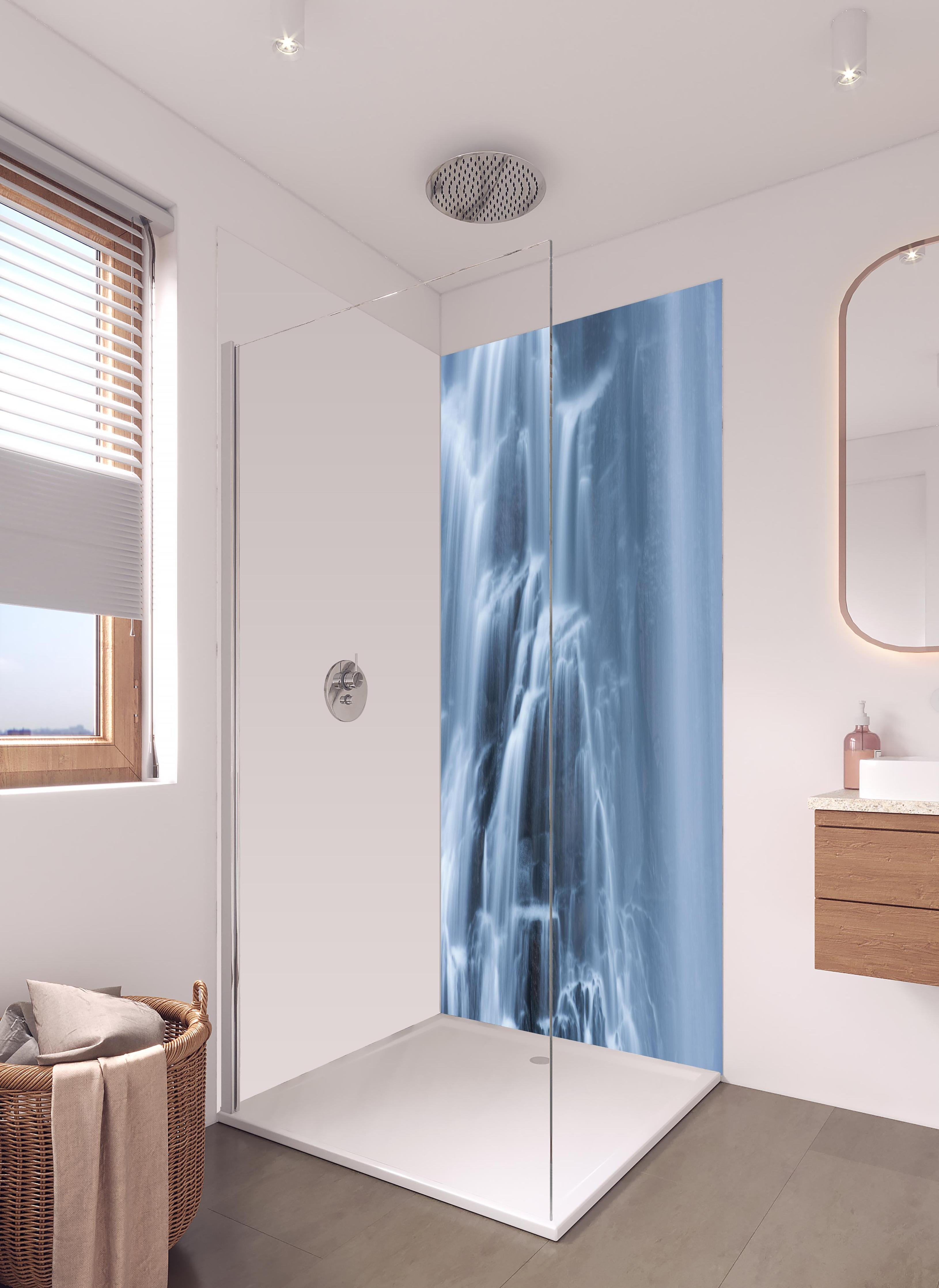 Duschrückwand - Traumartiger Wasserfall an Felsenwand in hellem Badezimmer mit Regenduschkopf - zweiteilige Eck-Duschrückwand