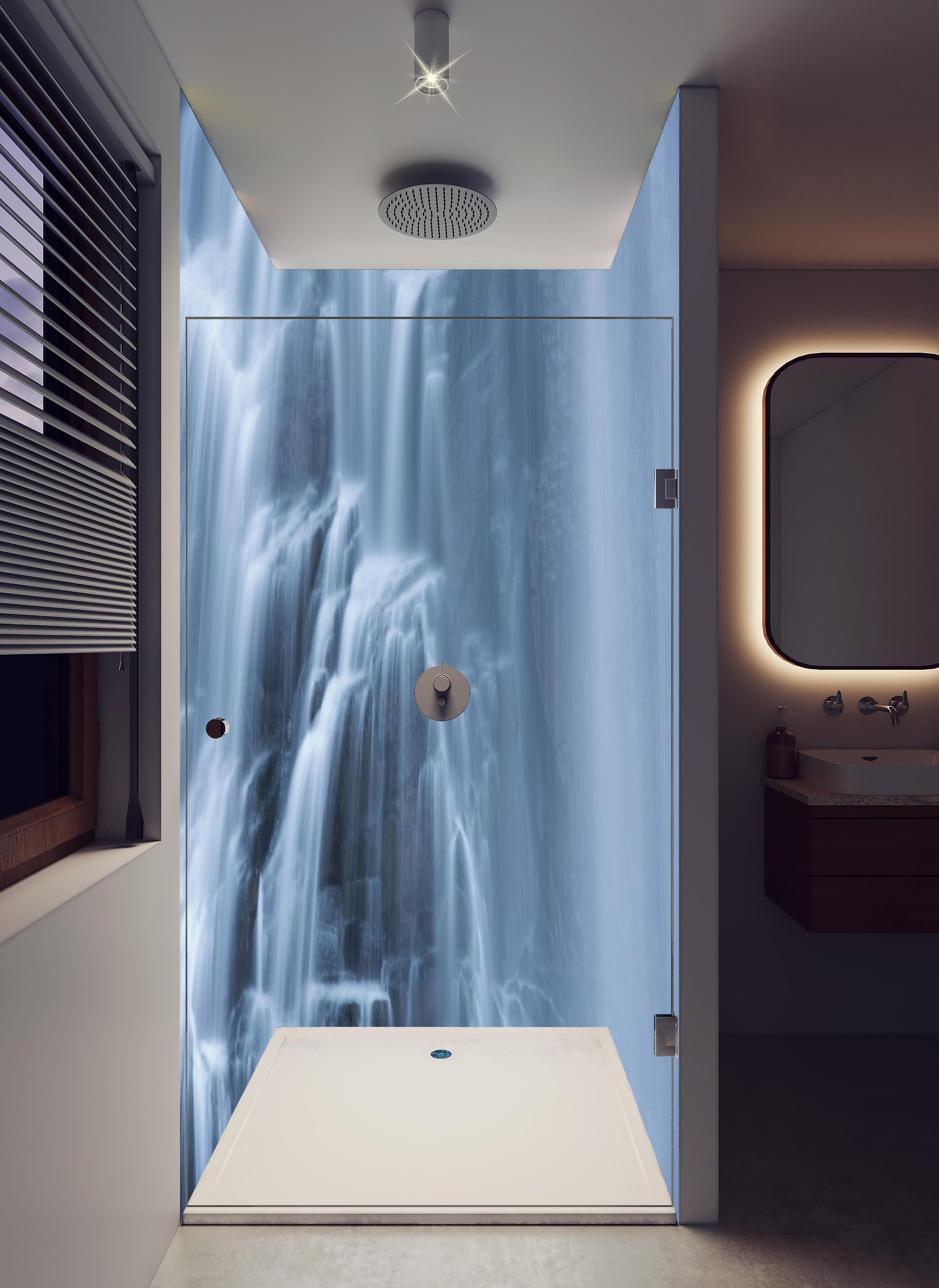 Duschrückwand - Traumartiger Wasserfall an Felsenwand in hellem Badezimmer mit Regenduschkopf - zweiteilige Eck-Duschrückwand