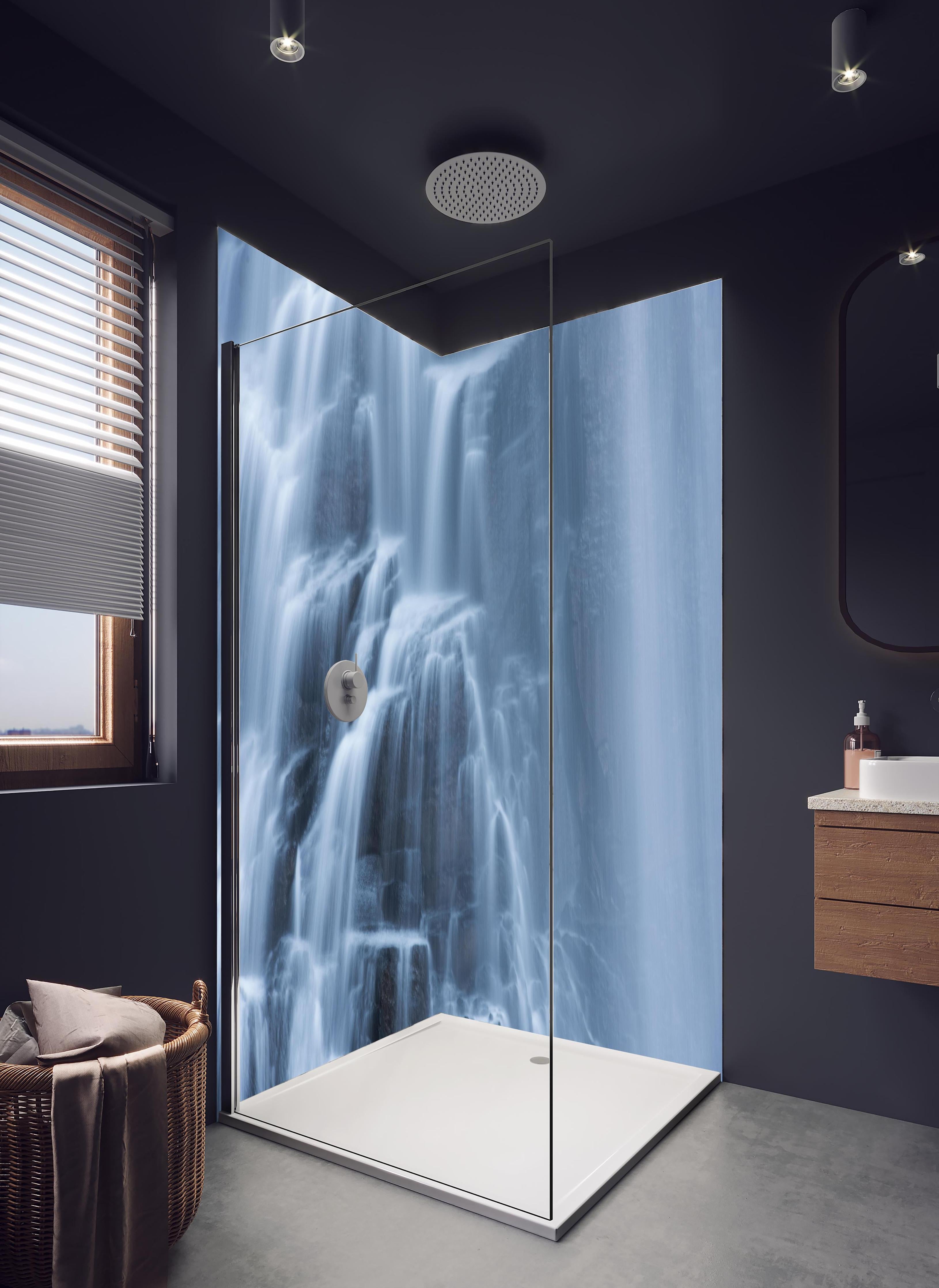 Duschrückwand - Traumartiger Wasserfall an Felsenwand in hellem Badezimmer mit Regenduschkopf - zweiteilige Eck-Duschrückwand