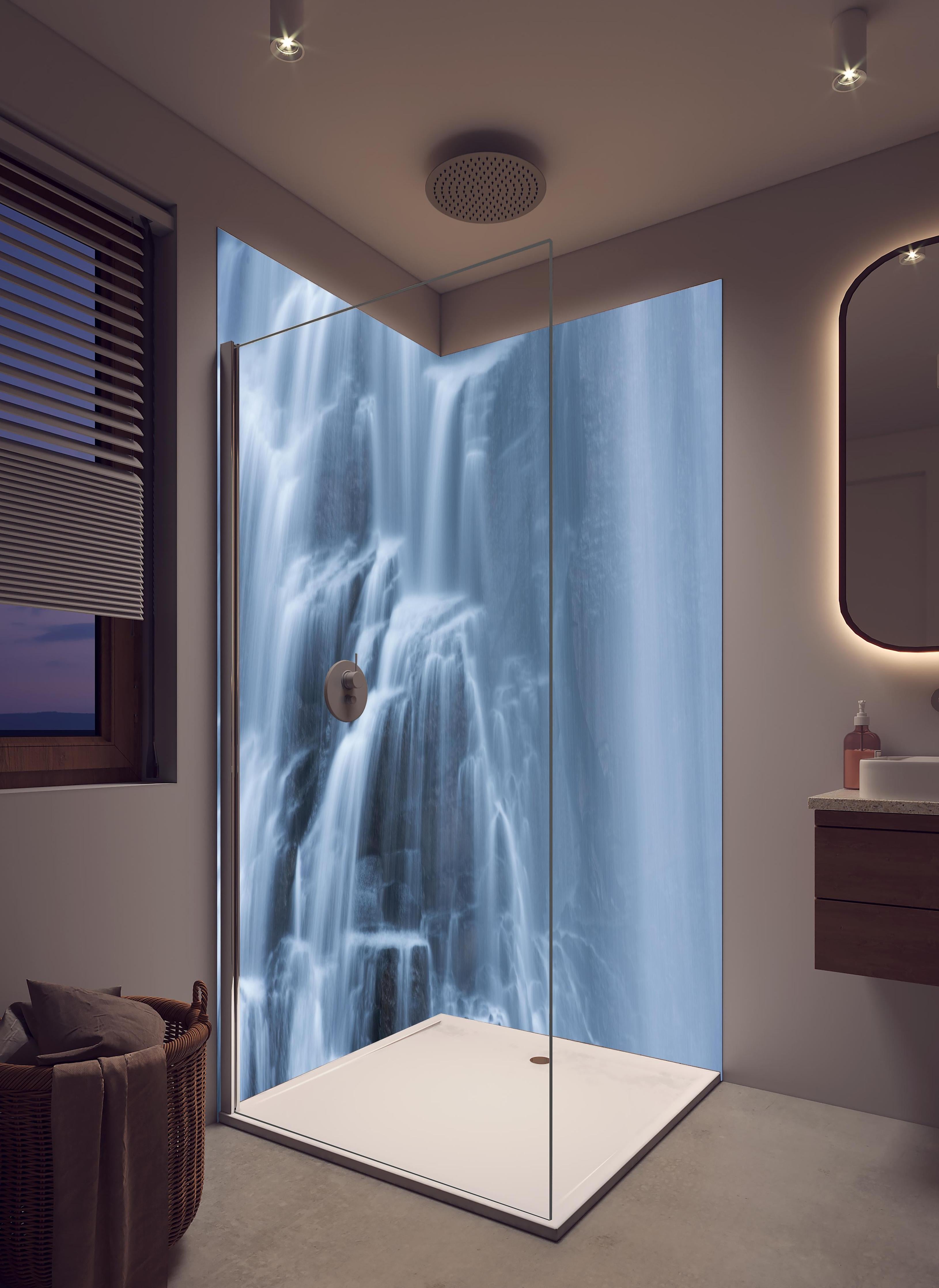 Duschrückwand - Traumartiger Wasserfall an Felsenwand in hellem Badezimmer mit Regenduschkopf - zweiteilige Eck-Duschrückwand