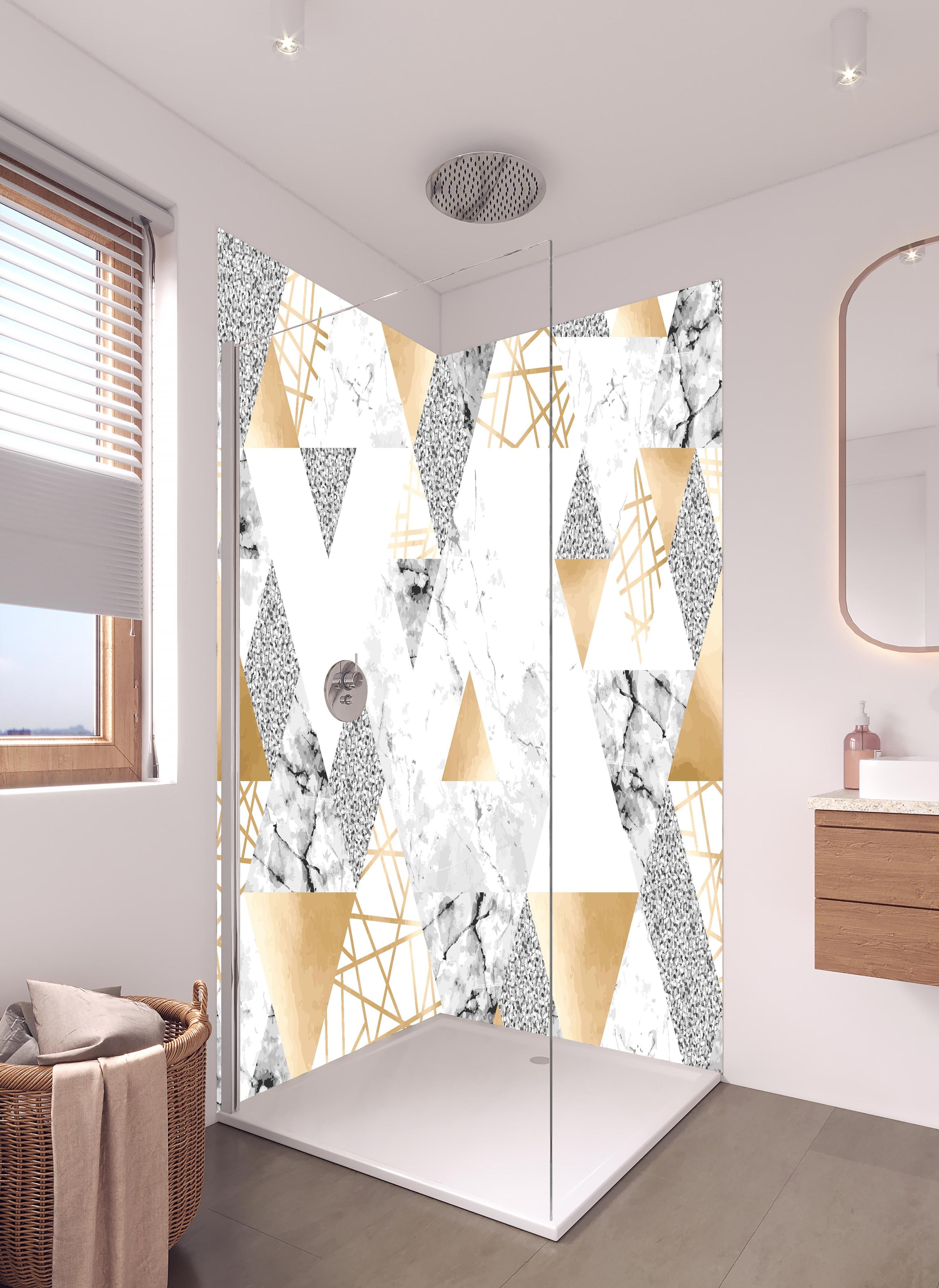 Duschrückwand - Trendige Gold Weiß Graue Dreiecksmuster Tapete in hellem Badezimmer mit Regenduschkopf - zweiteilige Eck-Duschrückwand