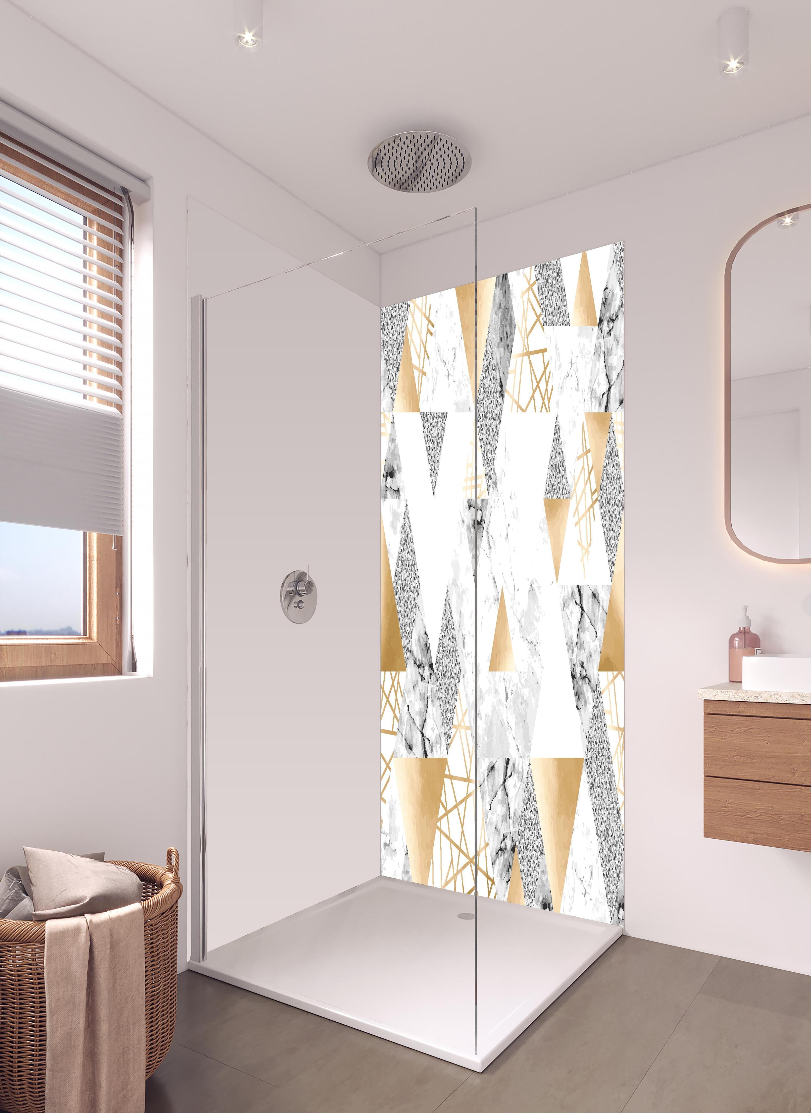 Duschrückwand - Trendige Gold Weiß Graue Dreiecksmuster Tapete in hellem Badezimmer mit Regenduschkopf - zweiteilige Eck-Duschrückwand