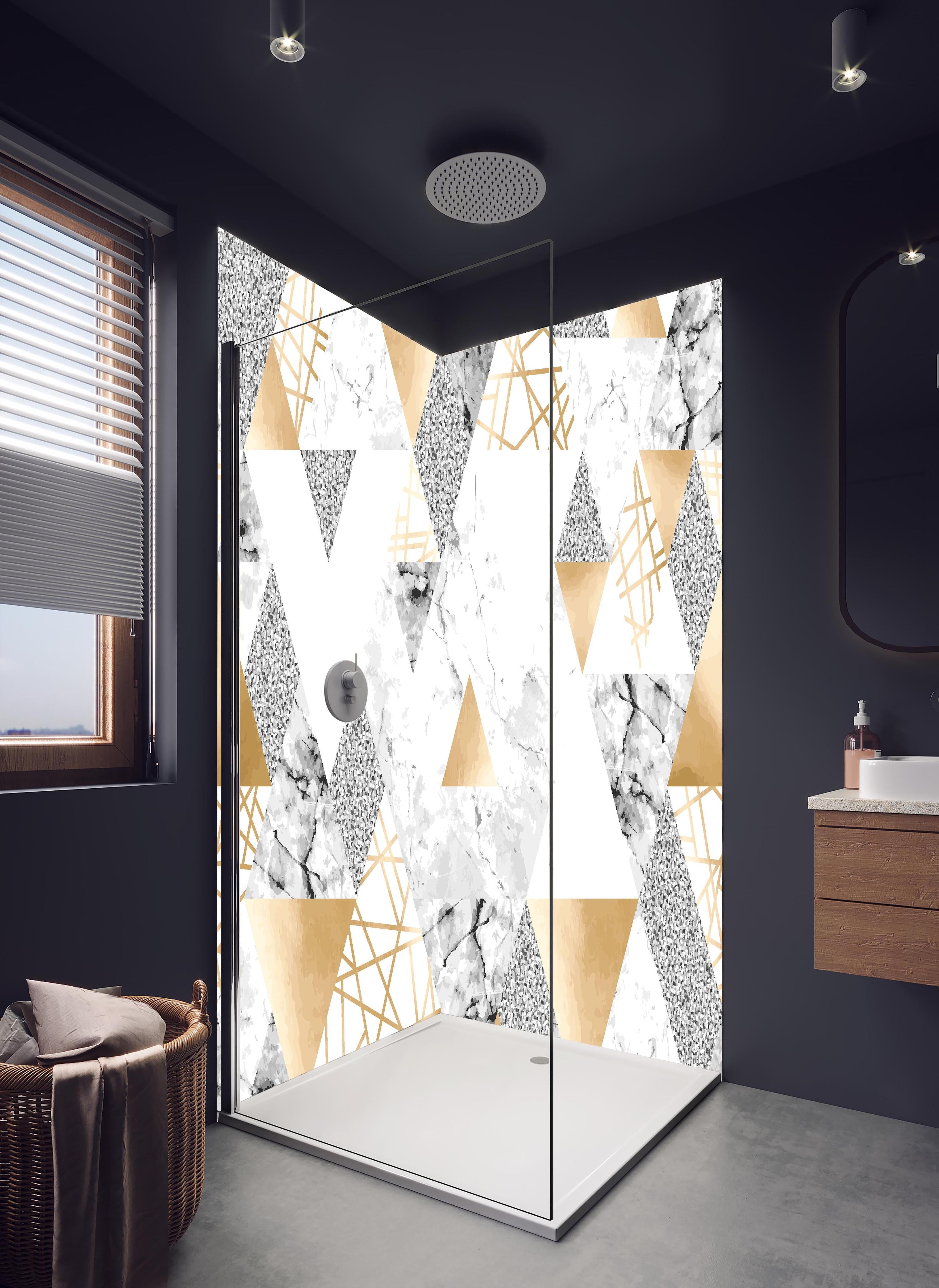 Duschrückwand - Trendige Gold Weiß Graue Dreiecksmuster Tapete in hellem Badezimmer mit Regenduschkopf - zweiteilige Eck-Duschrückwand