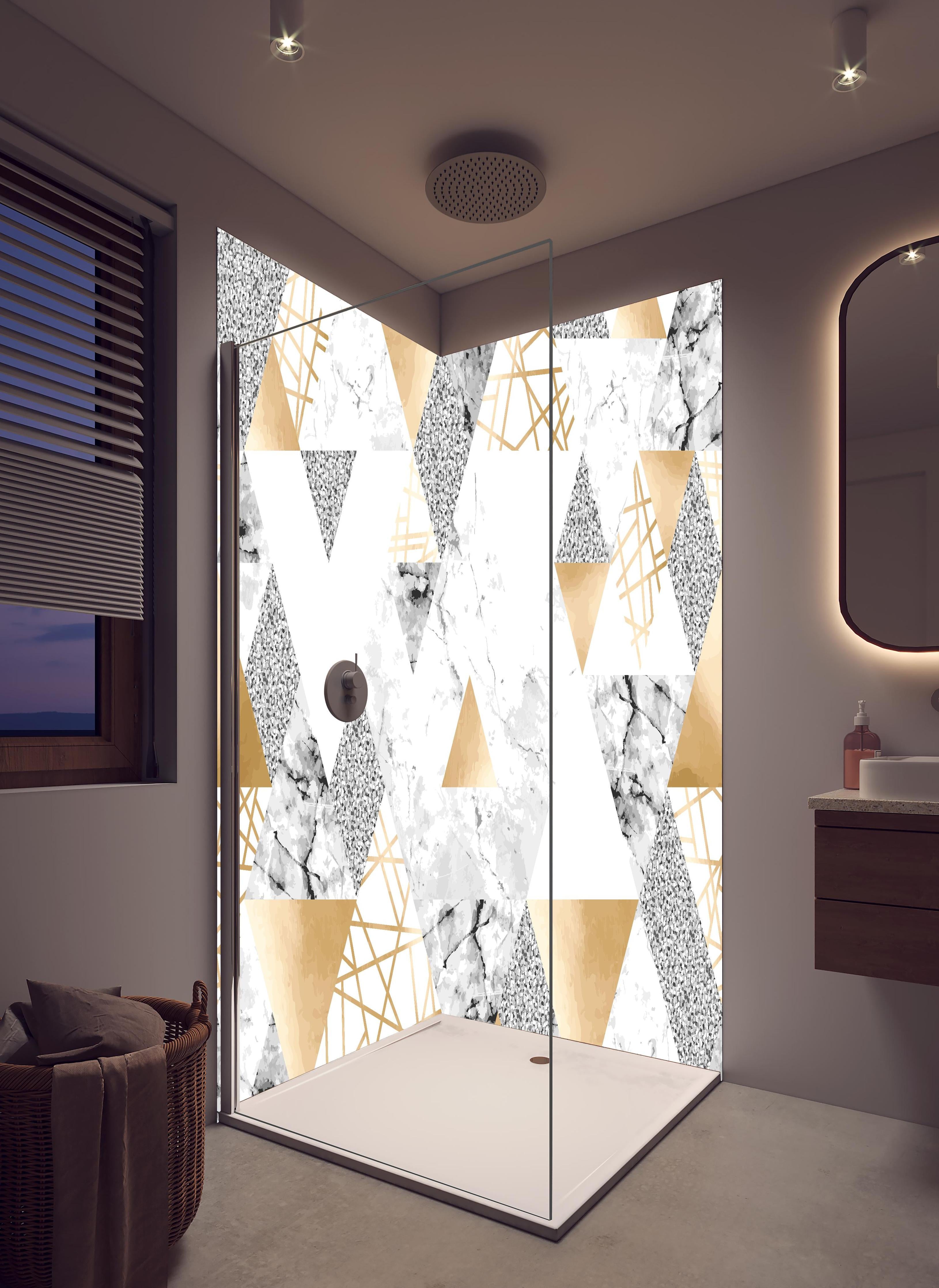 Duschrückwand - Trendige Gold Weiß Graue Dreiecksmuster Tapete in hellem Badezimmer mit Regenduschkopf - zweiteilige Eck-Duschrückwand