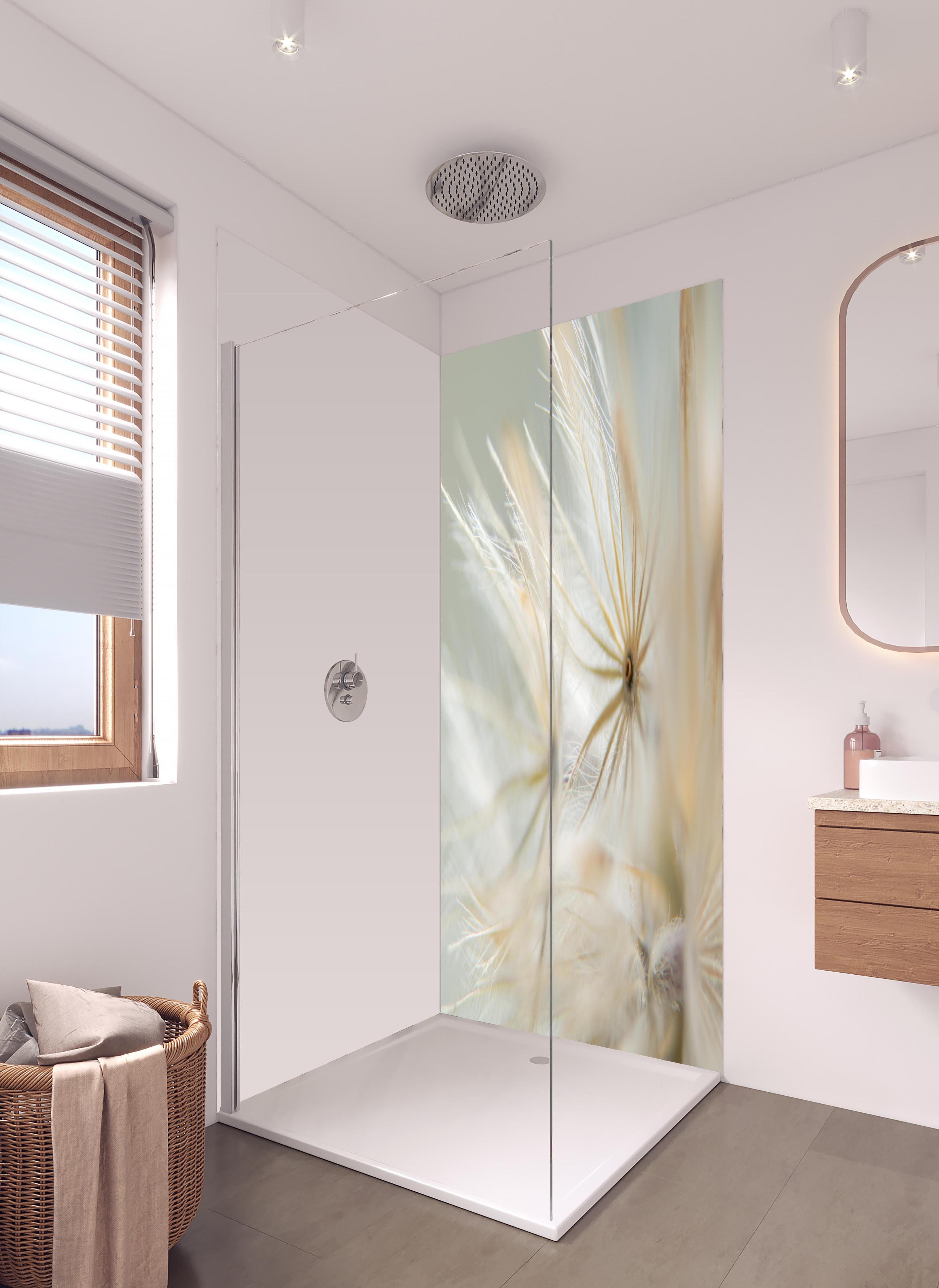 Duschrückwand - Trockene Wildblumen - Nahaufnahme in hellem Badezimmer mit Regenduschkopf - zweiteilige Eck-Duschrückwand