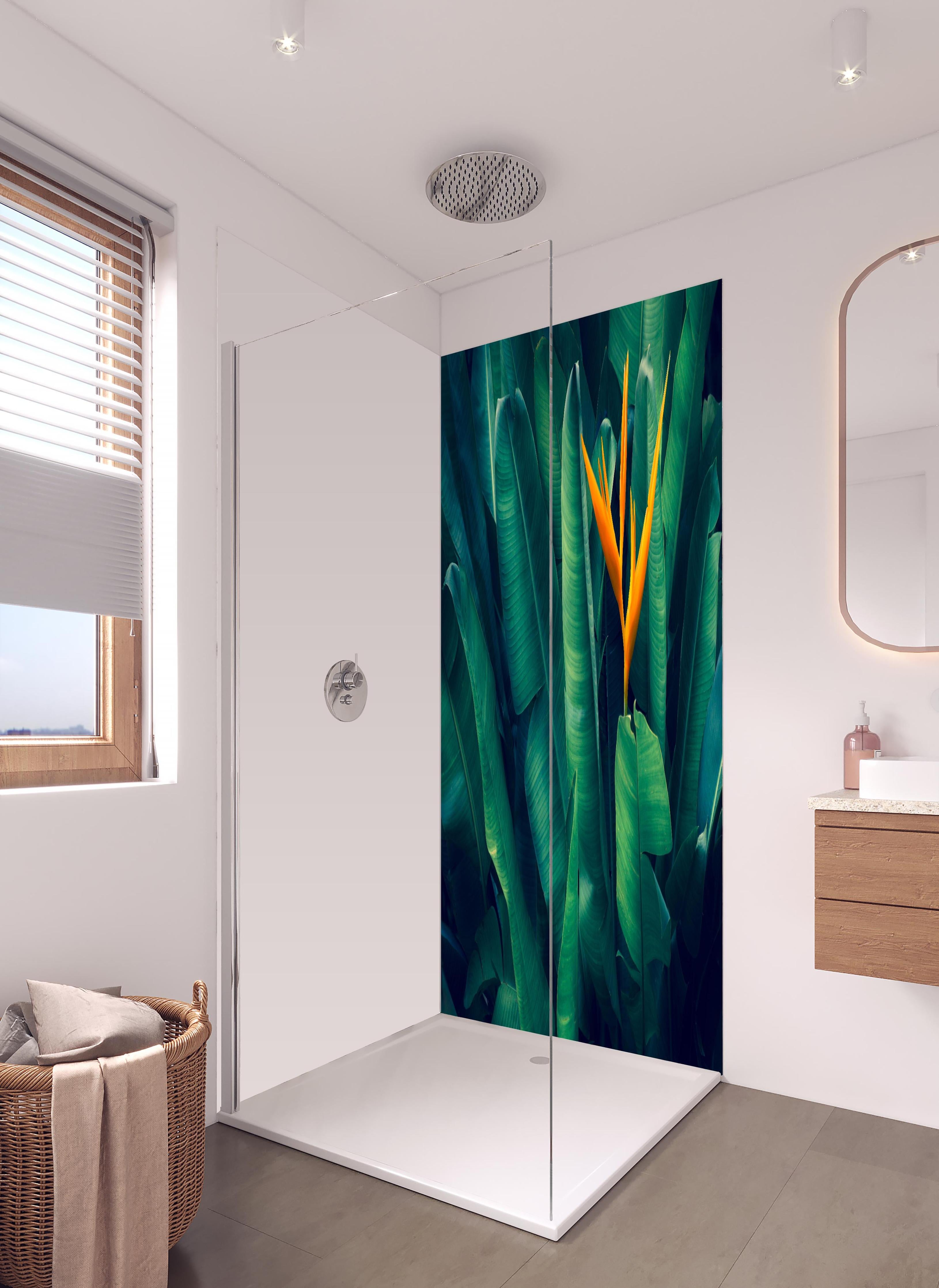 Duschrückwand - Tropische Blätter mit orangefarbiger Blume in hellem Badezimmer mit Regenduschkopf - zweiteilige Eck-Duschrückwand