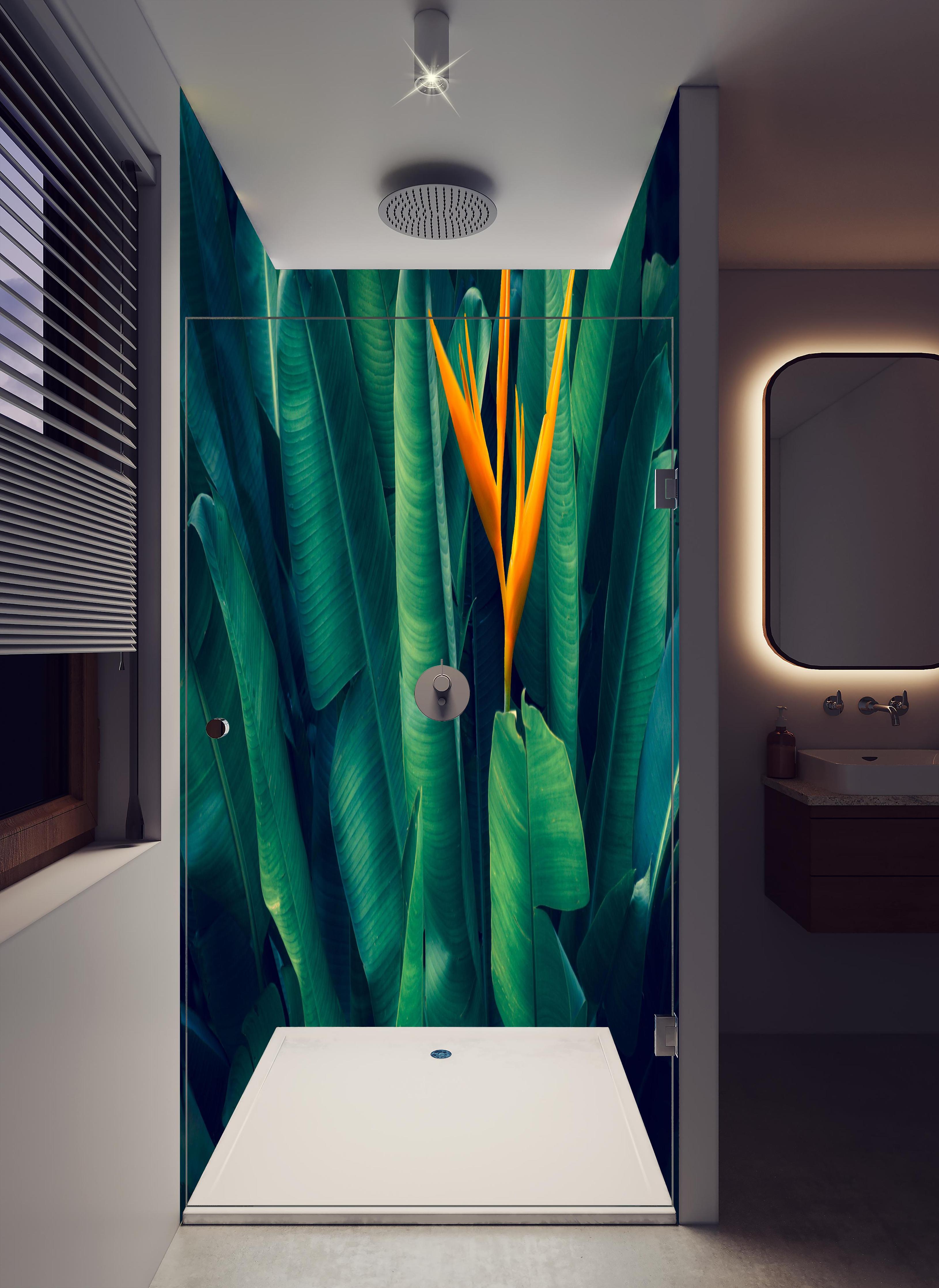 Duschrückwand - Tropische Blätter mit orangefarbiger Blume in hellem Badezimmer mit Regenduschkopf - zweiteilige Eck-Duschrückwand