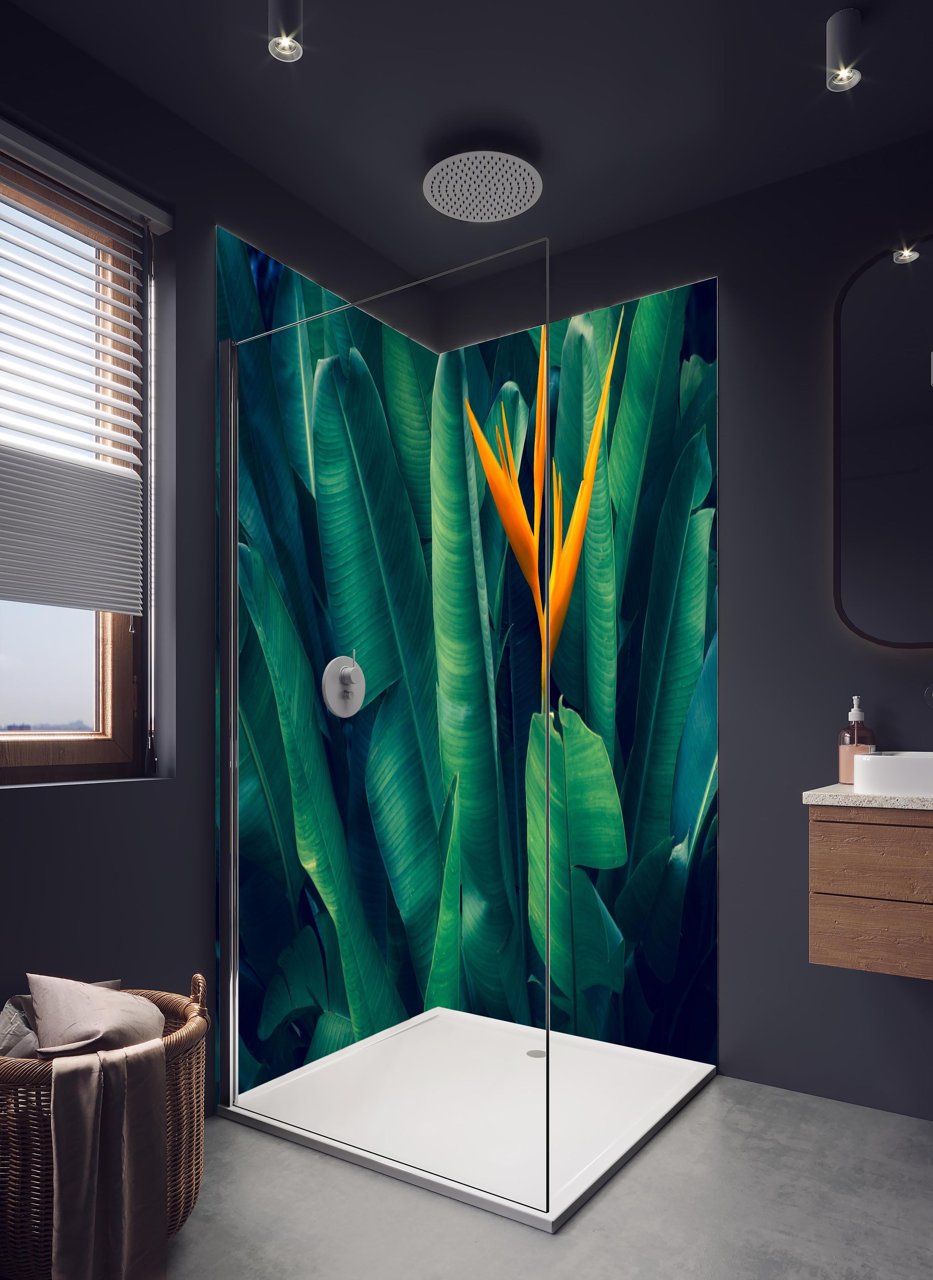 Duschrückwand - Tropische Blätter mit orangefarbiger Blume in hellem Badezimmer mit Regenduschkopf - zweiteilige Eck-Duschrückwand