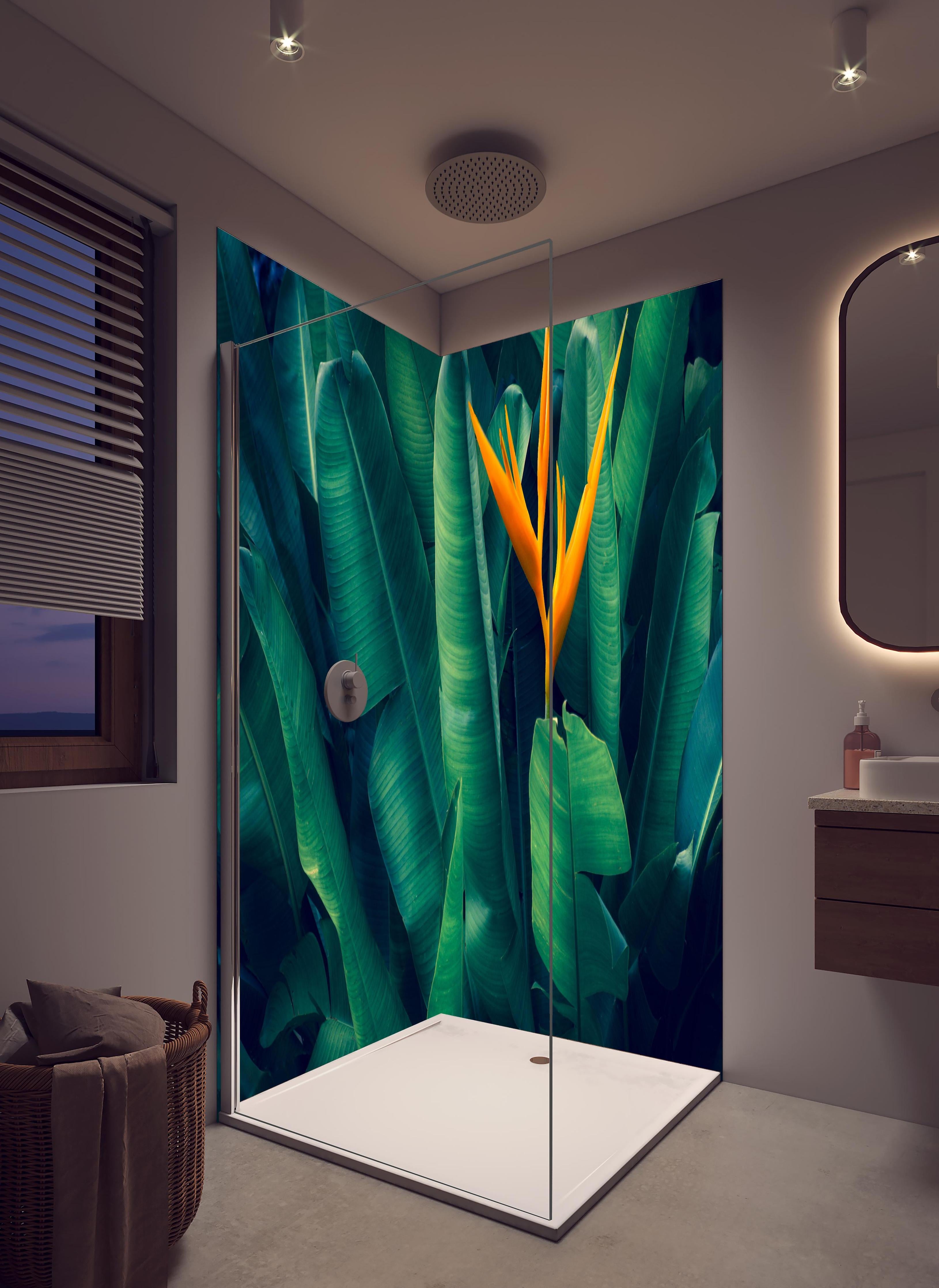 Duschrückwand - Tropische Blätter mit orangefarbiger Blume in hellem Badezimmer mit Regenduschkopf - zweiteilige Eck-Duschrückwand