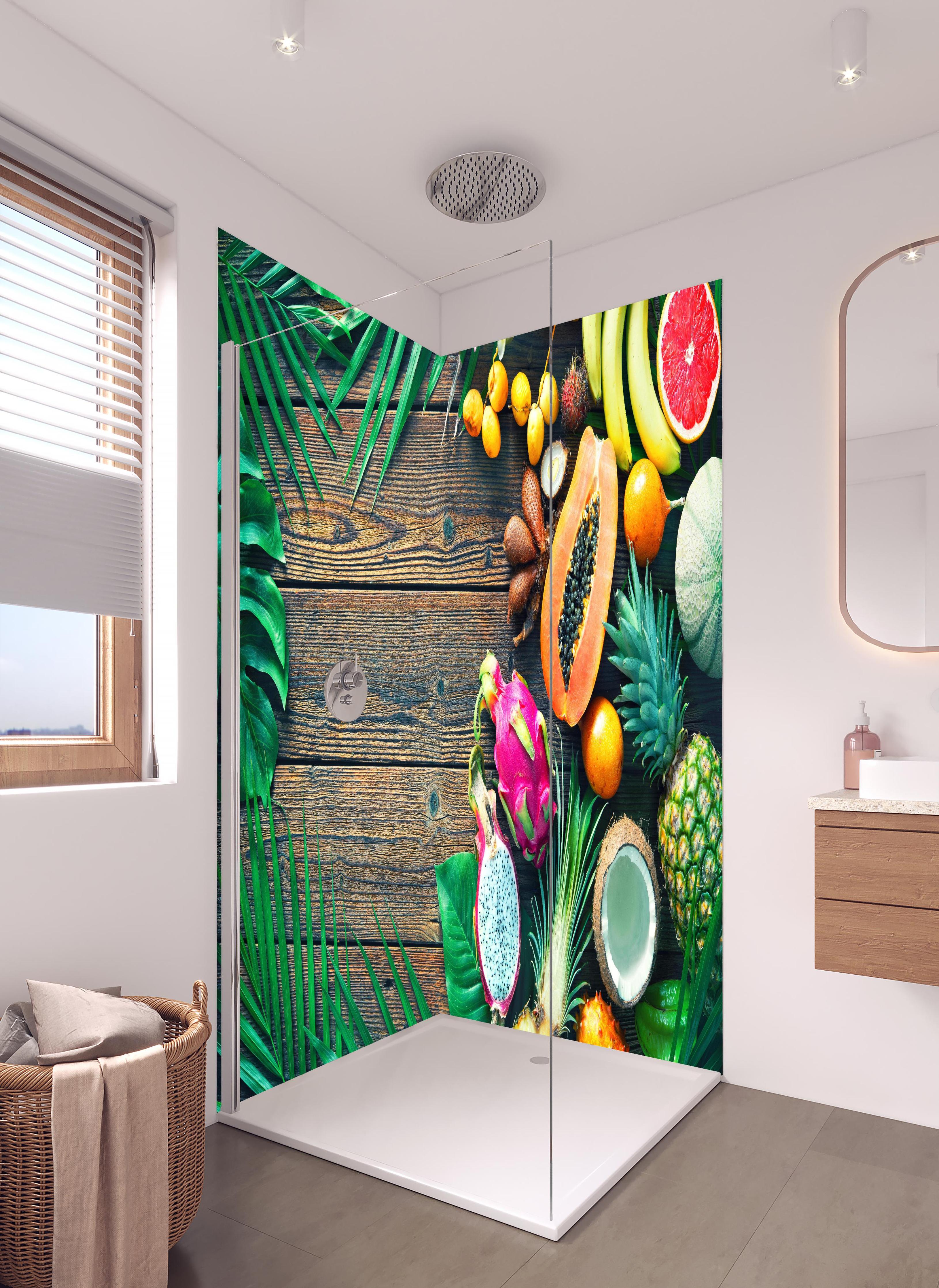 Duschrückwand - Tropische Früchte auf Holztisch in hellem Badezimmer mit Regenduschkopf - zweiteilige Eck-Duschrückwand