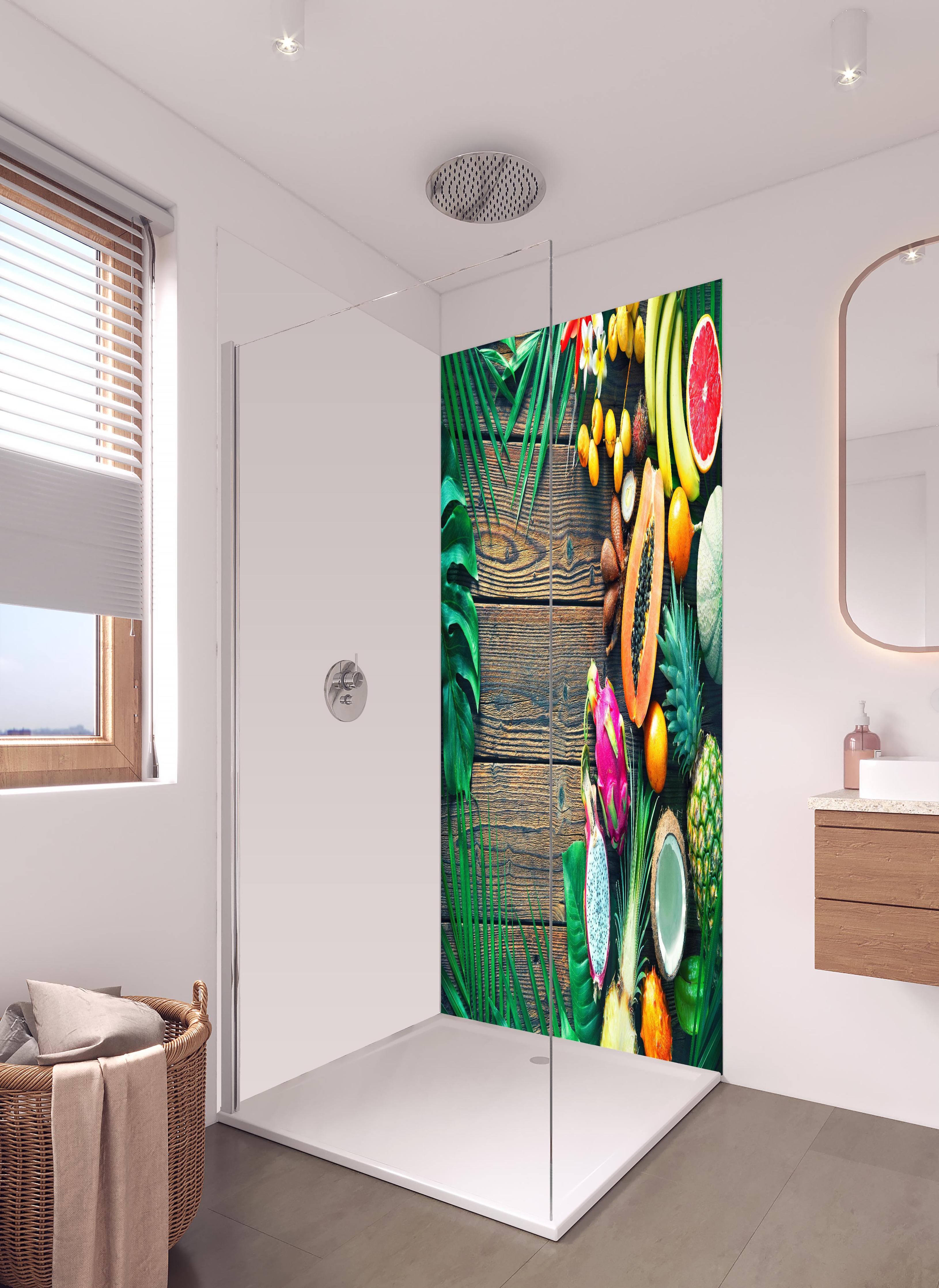 Duschrückwand - Tropische Früchte auf Holztisch in hellem Badezimmer mit Regenduschkopf - zweiteilige Eck-Duschrückwand