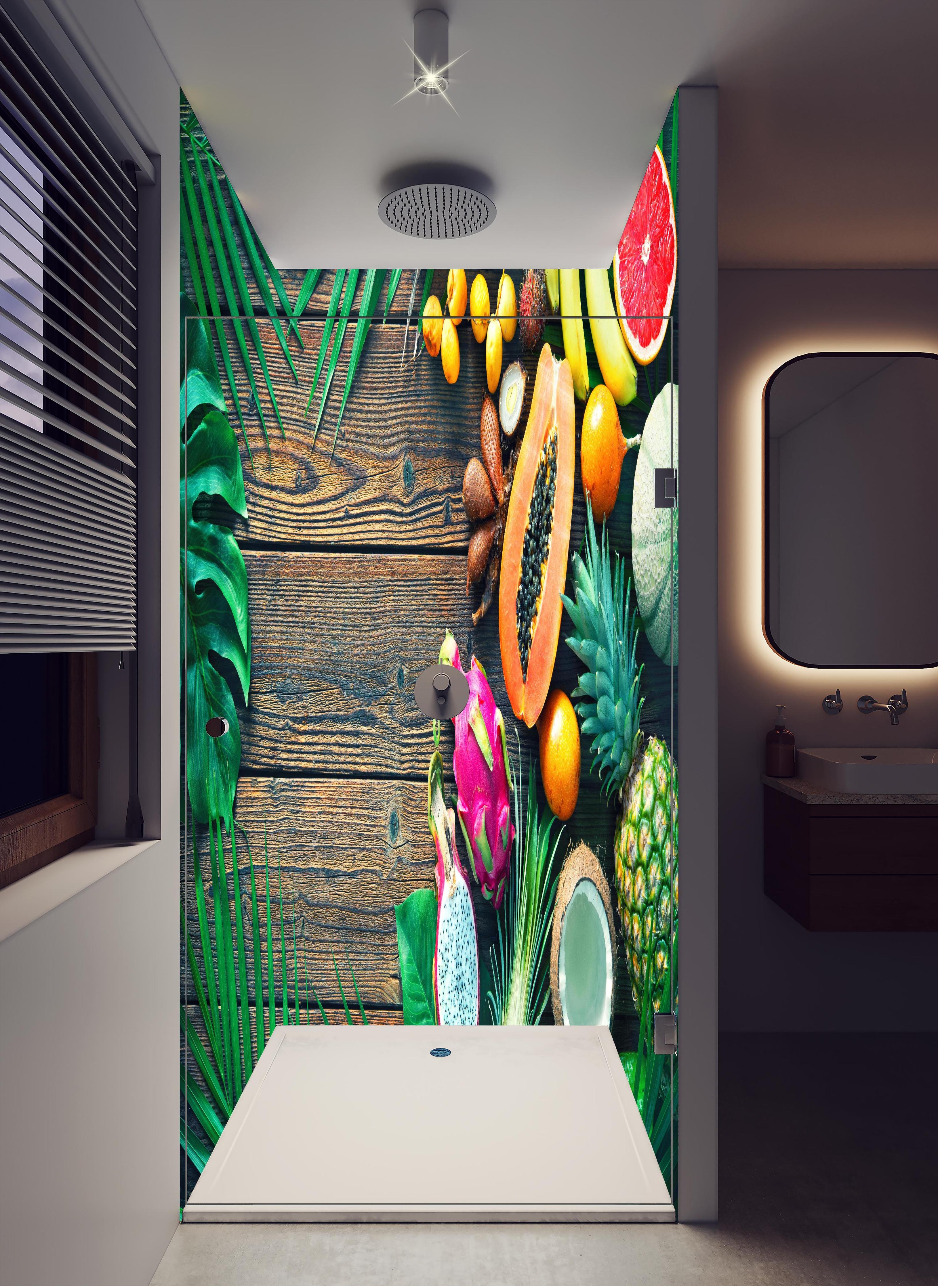 Duschrückwand - Tropische Früchte auf Holztisch in hellem Badezimmer mit Regenduschkopf - zweiteilige Eck-Duschrückwand