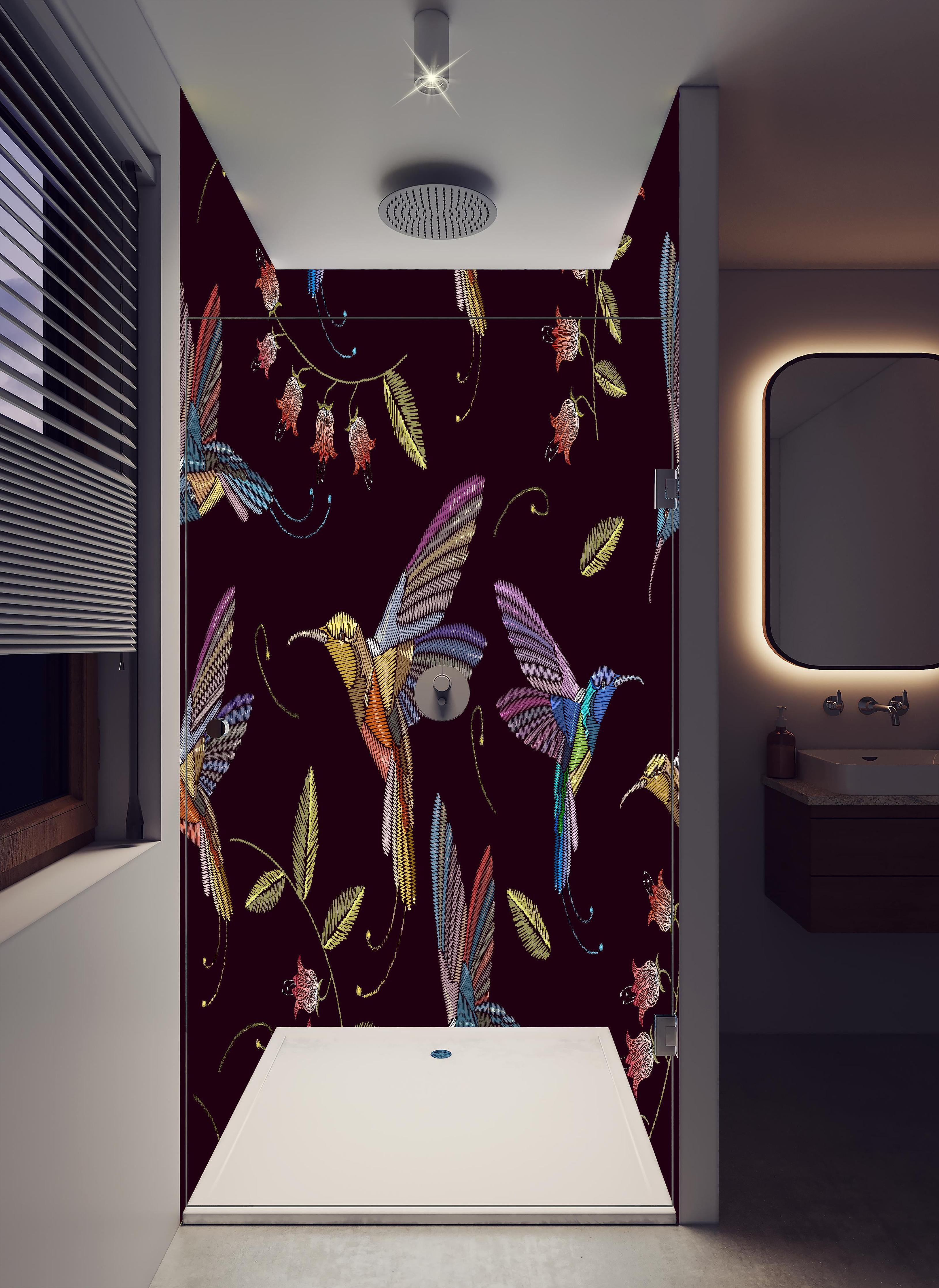 Duschrückwand - Tropische Kolibri-Blumen-Stickerei in hellem Badezimmer mit Regenduschkopf - zweiteilige Eck-Duschrückwand