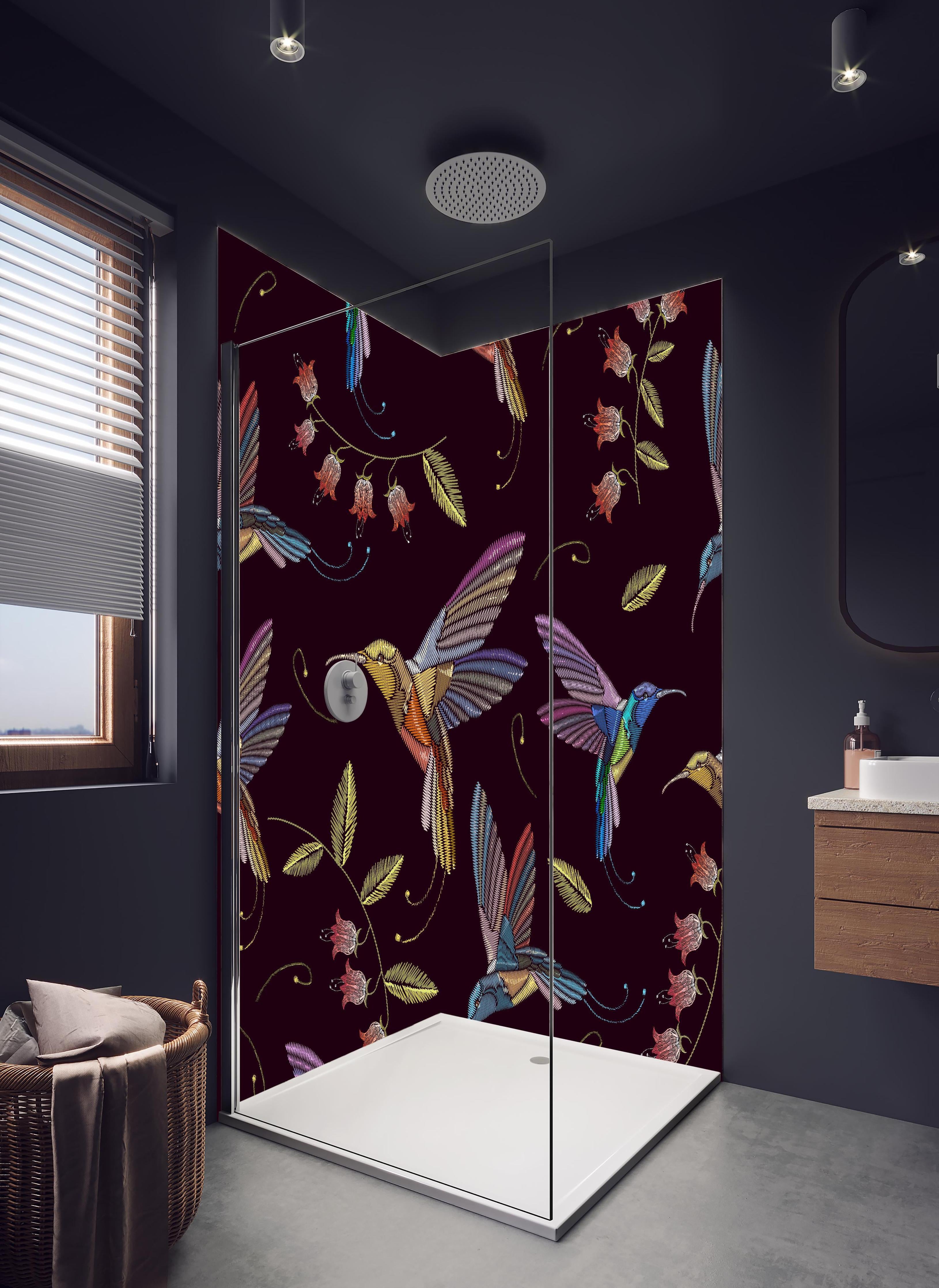 Duschrückwand - Tropische Kolibri-Blumen-Stickerei in hellem Badezimmer mit Regenduschkopf - zweiteilige Eck-Duschrückwand
