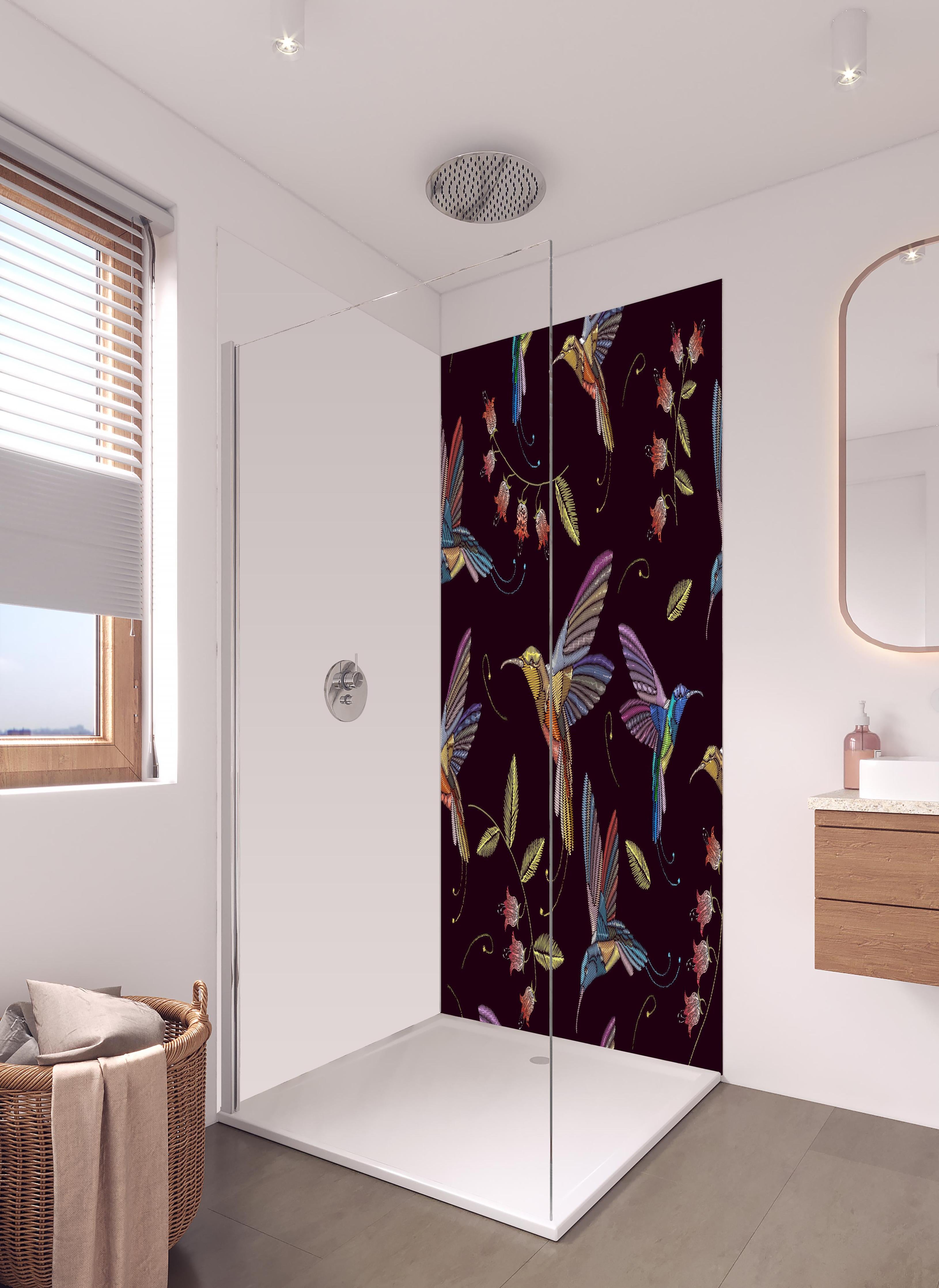 Duschrückwand - Tropische Kolibri Stickerei Blumenmuster in hellem Badezimmer mit Regenduschkopf - zweiteilige Eck-Duschrückwand
