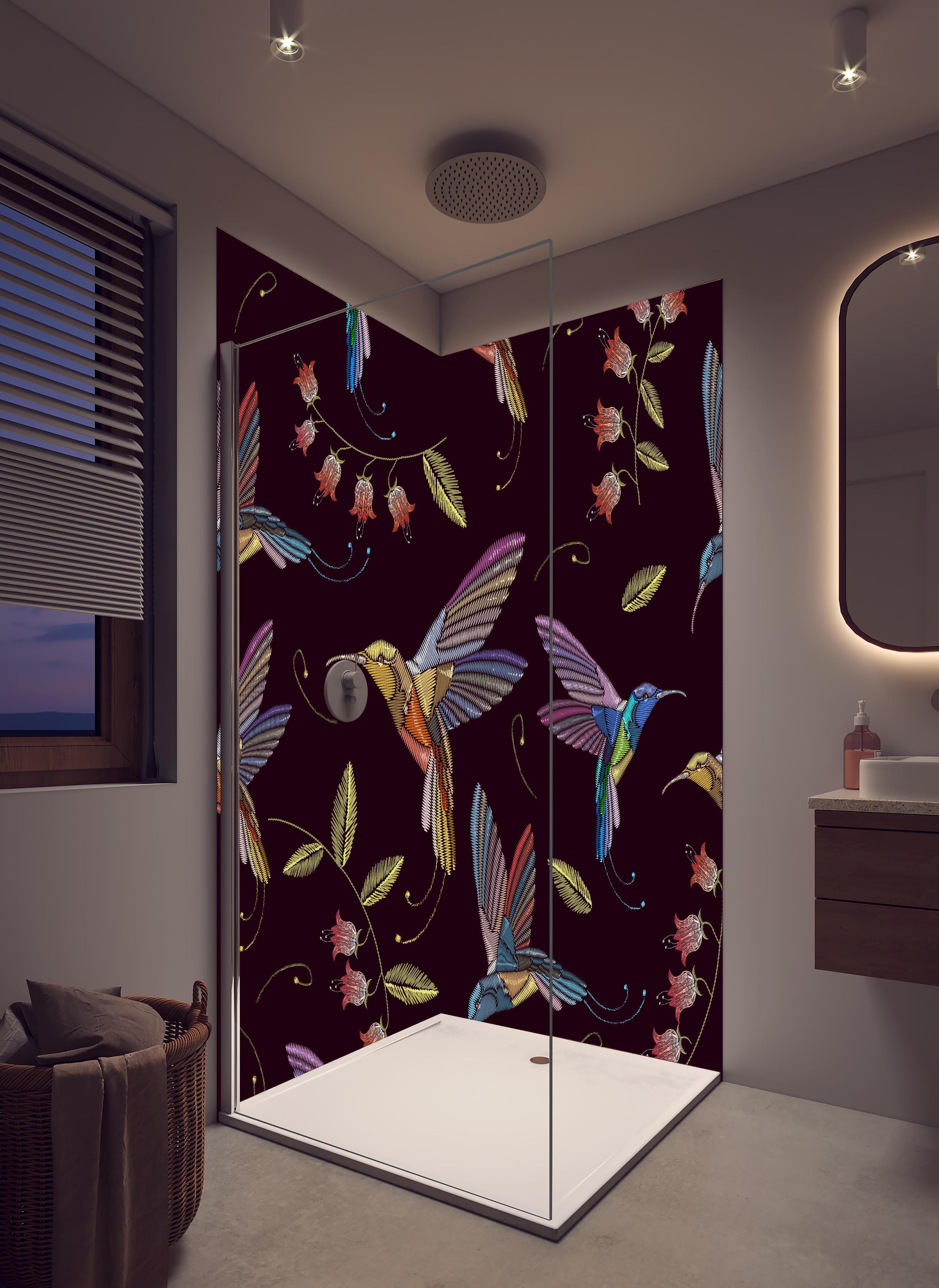 Duschrückwand - Tropische Kolibri Stickerei Blumenmuster in hellem Badezimmer mit Regenduschkopf - zweiteilige Eck-Duschrückwand