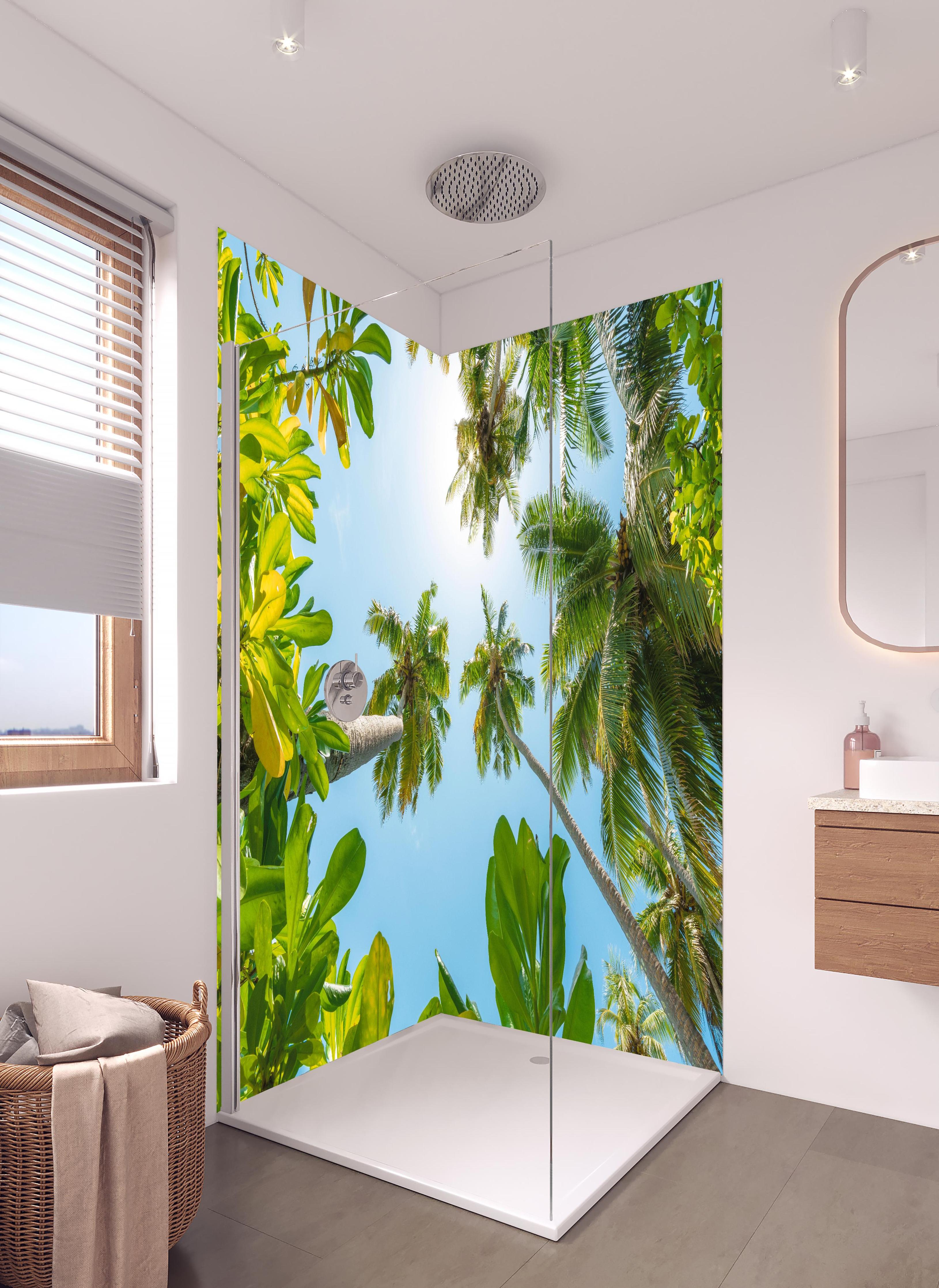 Duschrückwand - Tropische Palmen von unten in hellem Badezimmer mit Regenduschkopf - zweiteilige Eck-Duschrückwand