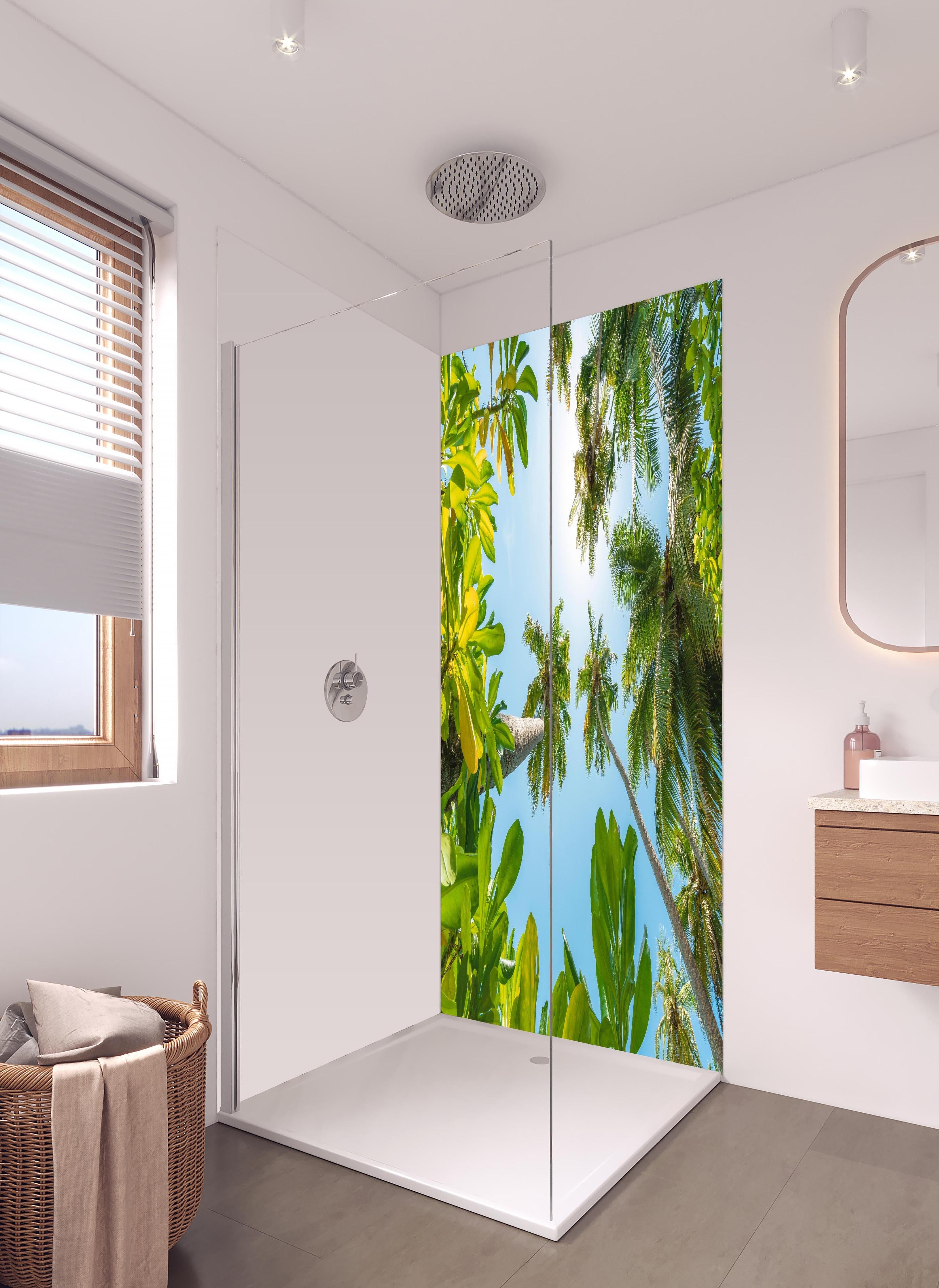 Duschrückwand - Tropische Palmen von unten in hellem Badezimmer mit Regenduschkopf - zweiteilige Eck-Duschrückwand
