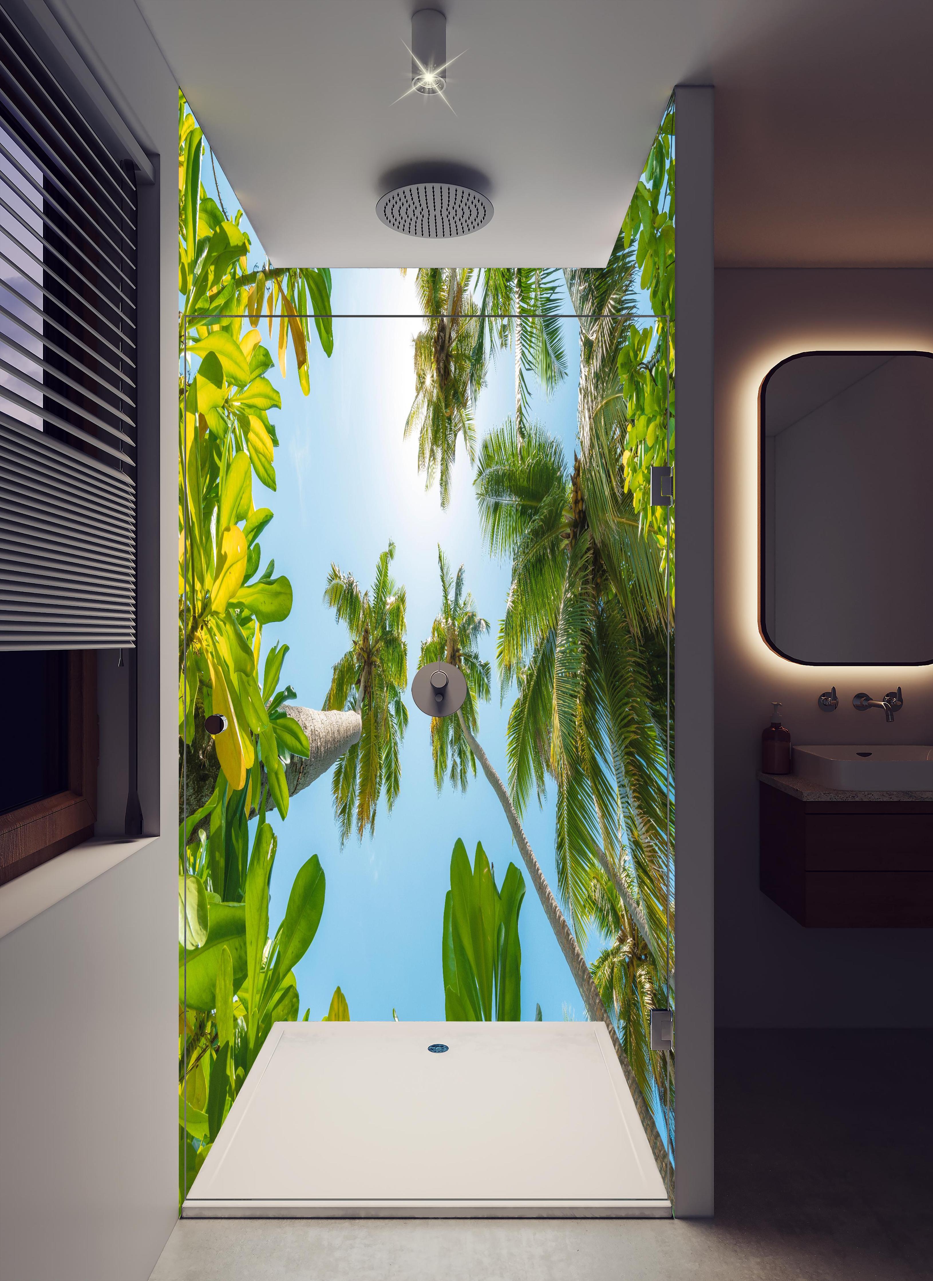Duschrückwand - Tropische Palmen von unten in hellem Badezimmer mit Regenduschkopf - zweiteilige Eck-Duschrückwand