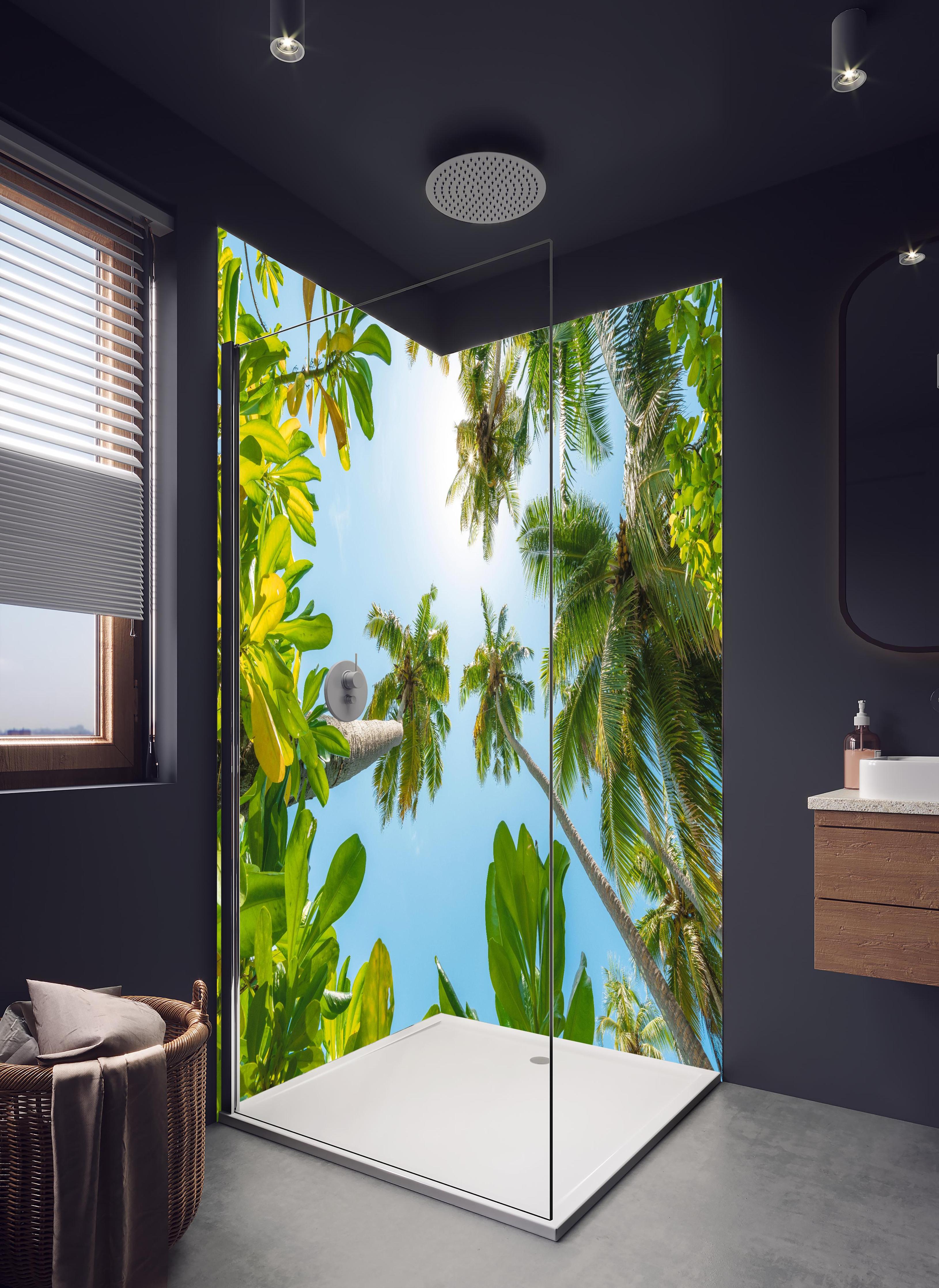Duschrückwand - Tropische Palmen von unten in hellem Badezimmer mit Regenduschkopf - zweiteilige Eck-Duschrückwand