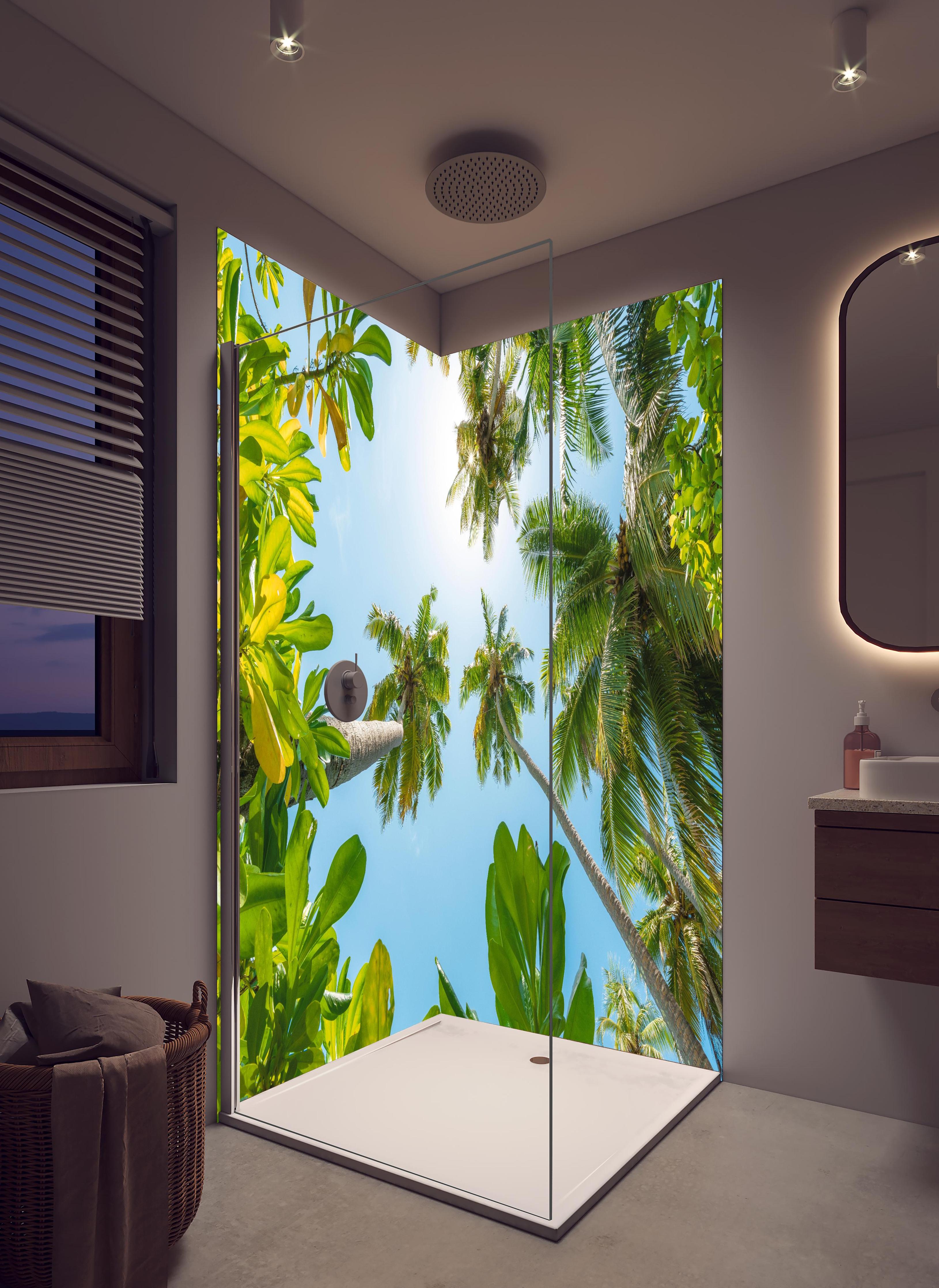 Duschrückwand - Tropische Palmen von unten in hellem Badezimmer mit Regenduschkopf - zweiteilige Eck-Duschrückwand